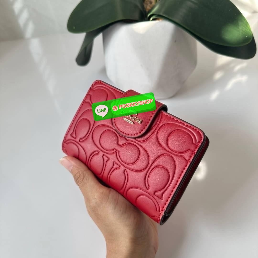 Coach Medium Corner Zip Wallet With Signature Leather 🔖กระเป๋าตังใบกลาง คอลเลคชั่นใหม่ หนังนิ่ม ลายC นูน สวยมาก 🔖วัสดุ: หนังแท้ 🔖เปิด - ปิดแบบกระดุม มีช่องใส่แบงค์ ใส่ธนบัตรได้ทุกชนิด ช่องใส่บัตร ใส่เหรียญ