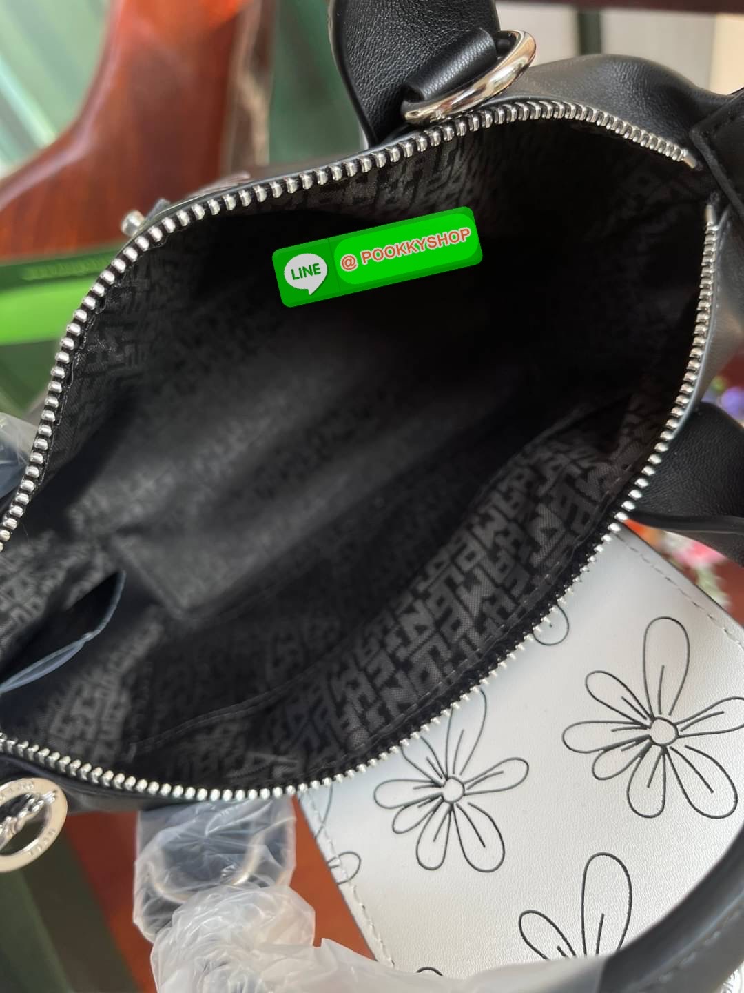 Longchamp Year of OX LE PLIAGE CUIR TOP HANDLE BAG XS Celebrate 2021! ต้อนรับปีวัวด้วยคอลเล็คชั่นพิเศษ วัสดุหนังเมทิส (Metis) หรือหนังแกะเนื้อนุ่มมาพร้อมหูจับขนาดสั้นเหมาะถนัดมือ กระเป๋าทรงไอคอนนิกพร้อมลวดลาย animation สุดน่ารักตรงยุคสมัย เอาใจผู้ที่ชื่นช