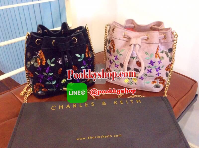 พร้อมส่ง ส่งฟรี EMS กระเป๋าสะพาย CHARLES & KEITH EMBELLISHED DRAWSTRING BAG SL2-20780488 ทรงขนมจีบ ปักลายดอกไม้ ชนชอป สิงคโปร์ 2018 สุด chic กระเป๋าผ้าผสมหนัง ปักลาย สีสันสวยงาม เปิดปิดด้วยหนังรูด อะไหล่ทองทั้งใบ สวย น่ารักกก!!! มากๆค่ะ นานๆจะผลิตออกมาวาง