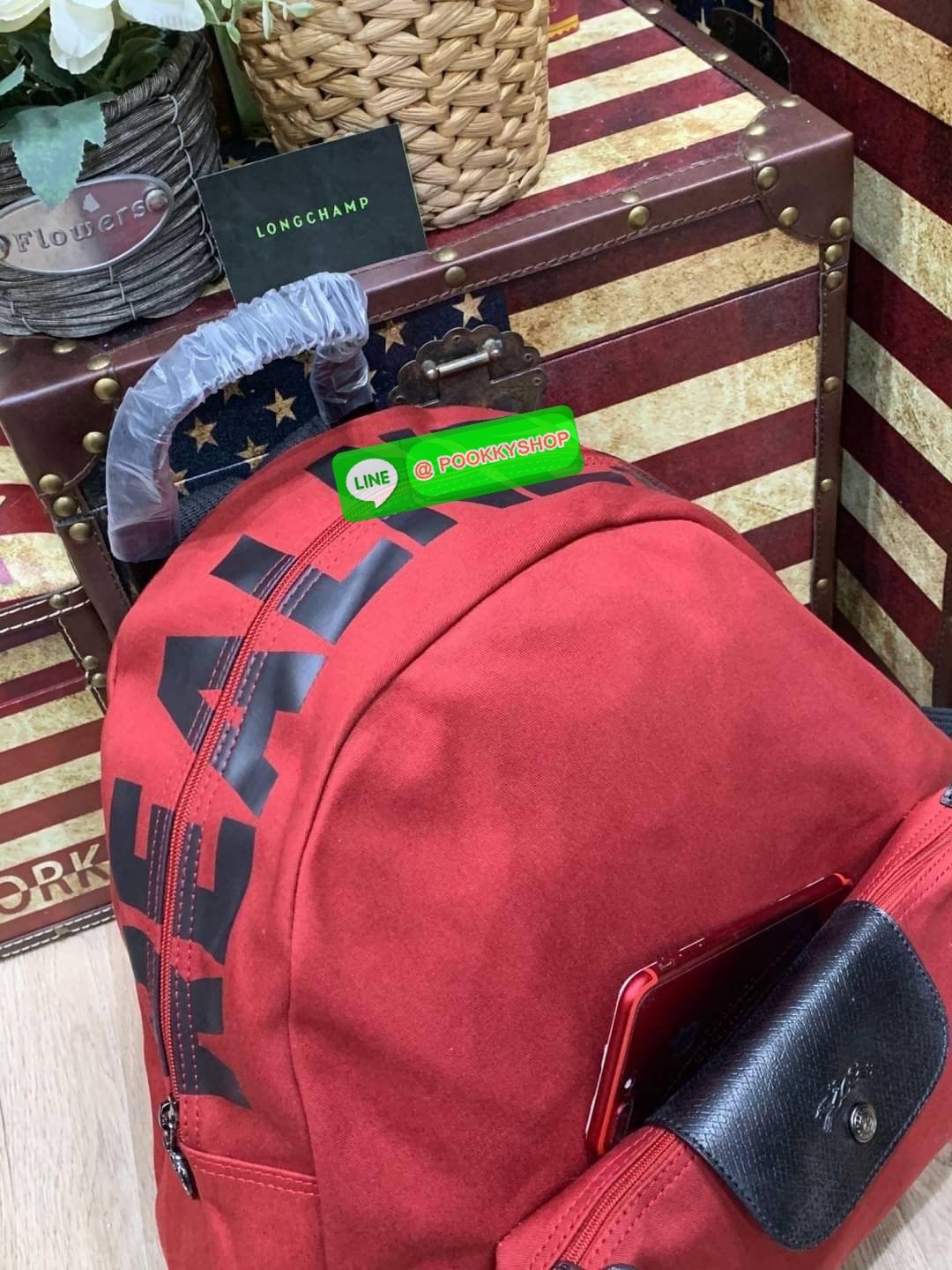 Longchamp by shayne oliver Backpack คอลเลคชั่นแบบลิมิเตทแบบเท่ๆ ที่ออกแบบโดย Shayne Oliver นักดีไซน์เนอร์ชื่อดังระดับโลก ด้วยรูปทรงกระเป๋าเป้ที่ออกแบบมาไม่เหมือนใคร สามารถจัดเป็นกระเป๋าใบใส่เสื้อผ้าได้อีกใบ ด้วยรูปทรงที่กว้างทำให้ใส่ของได้เยอะจุใจ กระเป๋า