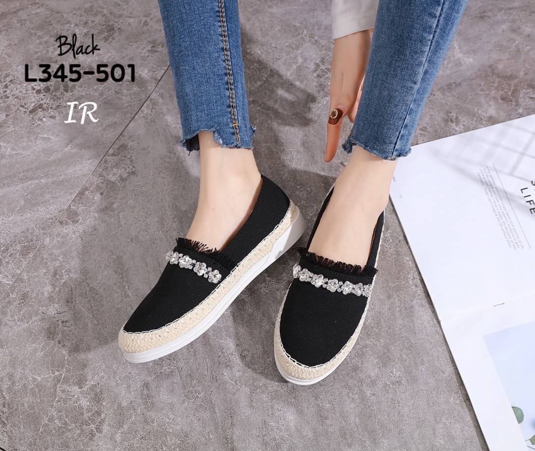 แบบขายดี!!! พร้อมส่ง สำหรับสาวที่กำลังมองหารองเท้าไอเทมสวยๆ ดีไซน์เก๋ๆ ร้านขอแนะนำคู่นี้เลยค้า ผ้าใบแคนวาสแต่งอะไหล่เพชรคาด พื้นนิ่ม เสริมยกพื้นหนา 1 นิ้ว ส้นยางกันลื่น งานดีพรีเมี่ยม ใส่สวยวิบวับ แนะนำเลยคร้า