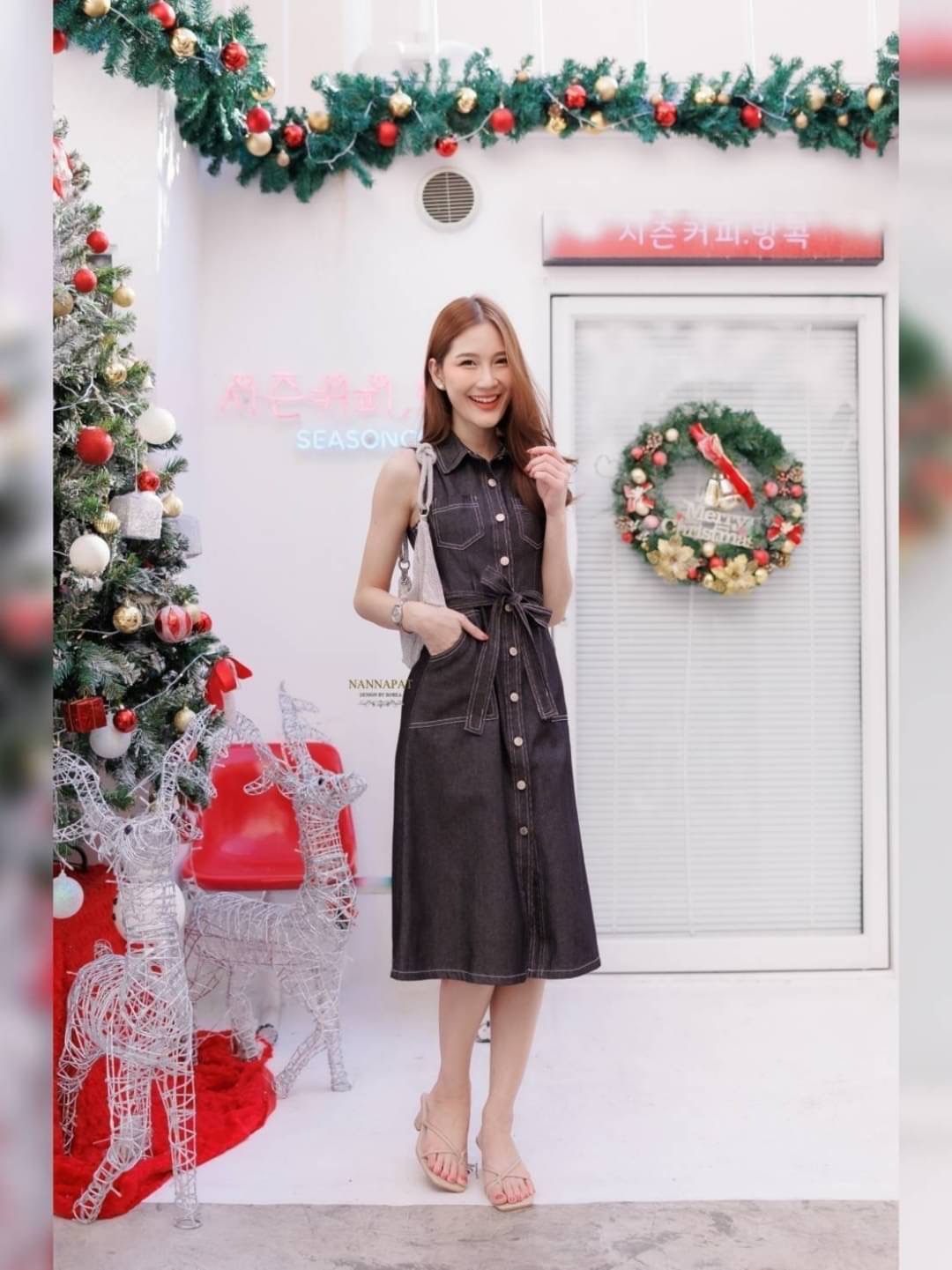 Dress ยีนส์ เรียบหรู ดูดีมีสไตล์ ใส่ได้เรื่อยๆเลยนะคะ ผ้าหนานุ่มใส่สบาย งานกระดุมหน้ายาว แต่งกระเป๋าเก๋ไก๋ ทรงสวย มาพร้อมสายรัดเอวที่ทำให้ชุดดูลงตัว ห้ามพลาด❗ ราคานี้คุ้มมากนะคะ มีติดตู้ใว้ได้หยิบมาใส่บ่อยแน่นอนคะ