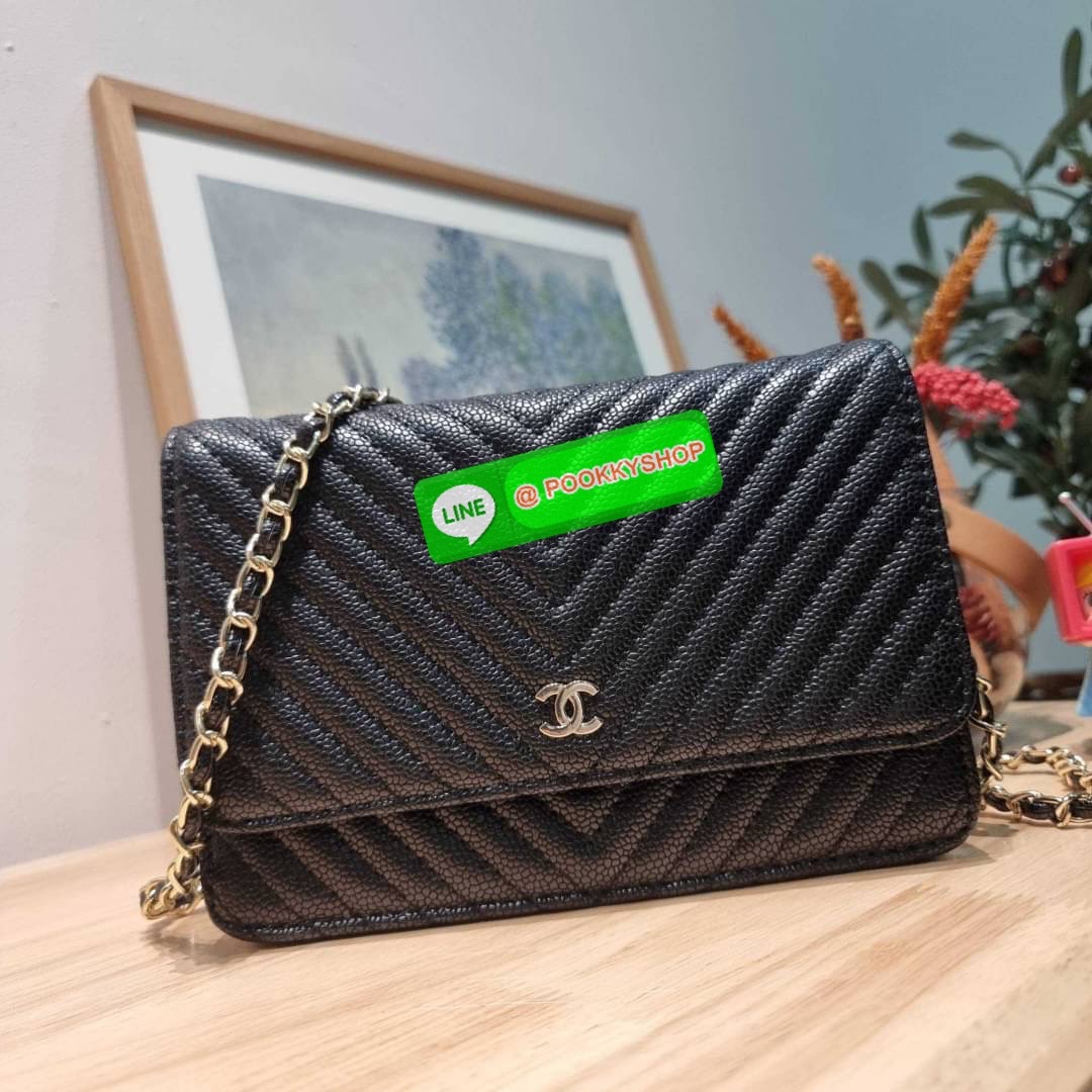 RESTOCK!! ลายวียอดฮิต Premium for gift จากแบรนด์ Chanel กระเป๋าสะพายข้างหนังลายคาร์เวีย มาพร้อมโซ่สะพายในตัว (ถอดออกไม่ได้) อะไหล่ทองเรียบหรู ดูผู้ดี้ ผู้ดี!! เปิด-ปิดกระเป๋าด้วยกระดุมแม่เหล็ก ภายในกระเป๋าเป็นช่องโล่ง มีช่องแยก 1 ช่อง ช่องซิปกลางอีกช่อง ส