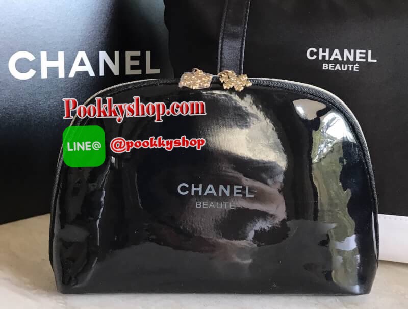 Must Have! Chanel Snowflake Cosmetic Pouch VIP Gift SIZE (L) กระเป๋าอเนกประสงค์พรีเมี่ยมเเท้จาก Chanel Cosmetic Counter วัสดุ PVC เนื้อหนากันน้ำซับในสีดำสกรีนโลโก้แบรนด์สวยหรู ด้านหน้าสกรีน Chanel โดดเด่นที่หัวซิปเป็นคอลเลคชั่น Snowflake zipper สีทองหรูสา