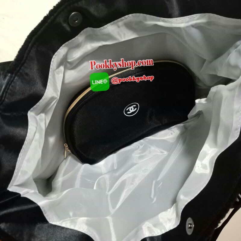 NEW ARRIVAL!! SETคู่ที่คุณต้องถูกใจ CHANEL SHOPPING RIBBIN BAG พร้อมกระเป๋า COSMETIC ขนนิ้มนิ่ม จากงานพรีเมี่ยมกิ้ฟ ของแถมจากน้ำหอม จากแบรนด์ CHANEL เนื้อกระเป๋าทำจากขนเทียม ผิวสัมผัสฟูนิ่ม ตกแต่งด้วยผ้าไนลอนด้านท้ายวางได้กันน้ำ!! ปักโลโก้แบรนด์ ด้านในเปิ