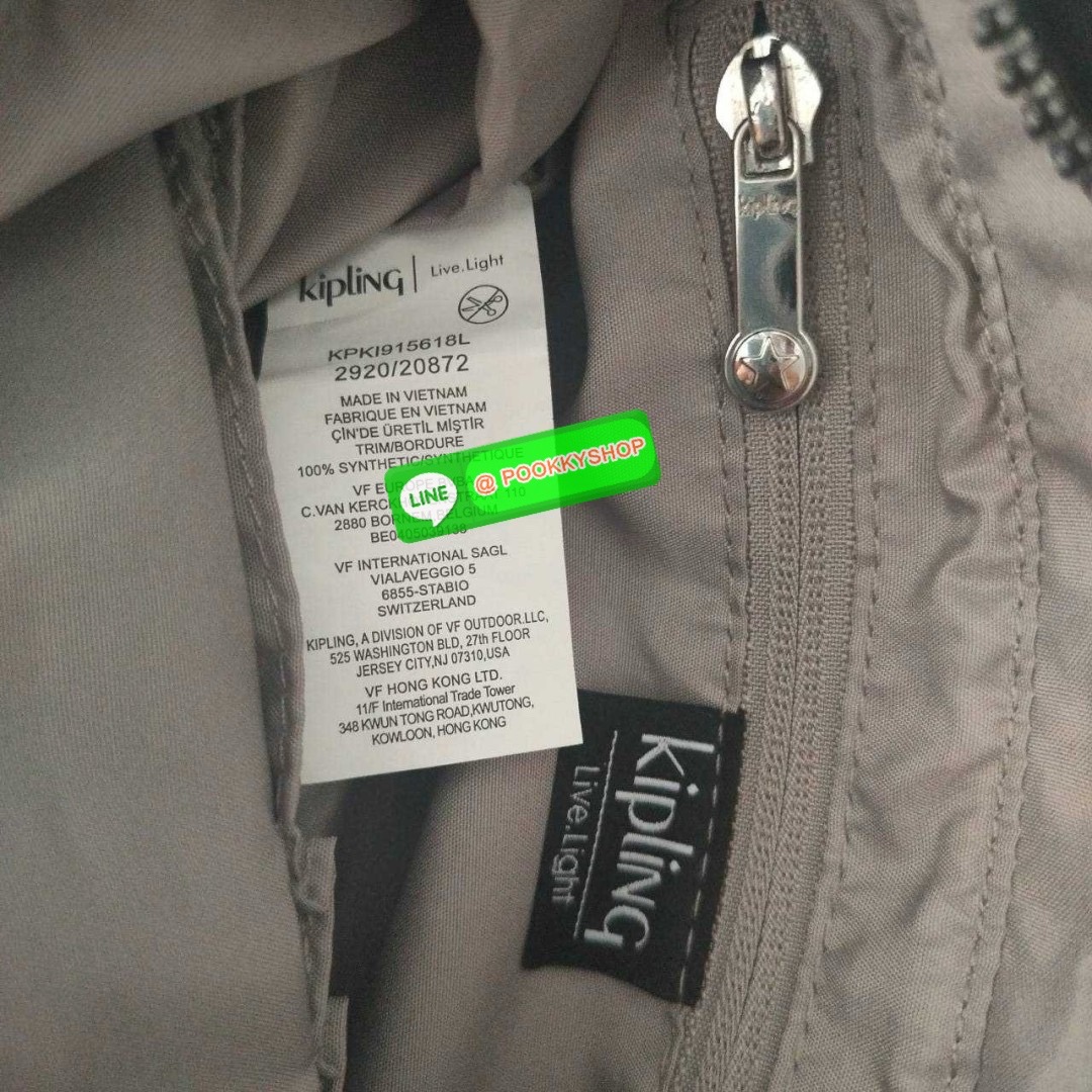 Kipling Kanaan กระเป๋าถือหรือสะพาย ขนาดเล็ก กะทัดรัด ดีไซน์เรียบ หรู วัสดุ ด้านนอก Nylon+ ซับใน Recycled Polyester มีช่องแยกใช้งานหลายช่อง ประกอบด้วย -ช่องซิแด้านหน้า 1 ช่อง -ช่องใช้งานหลักด้านใน 1 ช่อง พร้อมช่องแยกจัดเก็บ และ ช่องซิปย่อย -ด้้านหลังมีช่อง
