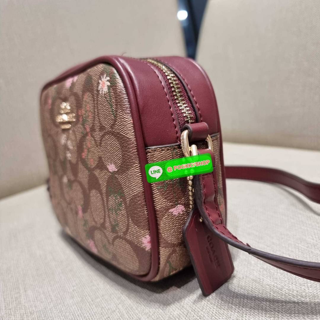 COACH CA719 MINI JAMIE CAMERA BAG IN SIGNATURE CANVAS WITH WILDFLOWER PRINT กระเป๋าสะพายข้าง สวยอยู่ทรง รอบนี้มาในไซน์มินิ ขนาดกำลังดี ดีไซน์น่ารักน่าใช้ ด้วยลายพริ้นท์คละรอบใบ วัสดุหนังแคนวาสเคลือบลาย เปิด-ปิดด้วยซิป ใช้งานสะดวก ภายในเป็นช่องโล่ง พกพาของ
