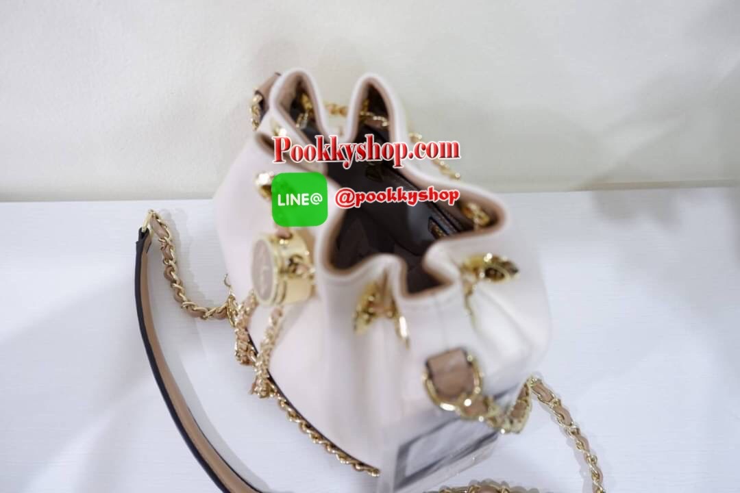 lyn จีบรุ่นใหม่คือสวยงามมาก หนังนิ่มคือดีงามมากจ้า ทรงก้อสวยน่ารักเว่อๆ ช่องด้านในมีช่องซิป และช่องใส่ของ สายยาวเป็นหนังคล้องโซ่ เข้าครบ 3 สีดีงาม