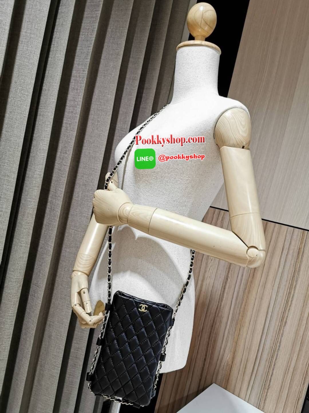 Don't Miss! Chanel Clutch Bag With Chain VIP Gift With Purchase (GWP) Limited พรีเมี่ยมกิ้ฟทรงเหลี่ยมขนาดกำลังดีวัสดุหนังนิ่มเดินเส้นลายตารางสวยอยู่ทรง เปิดปิดด้วยกระดุมแม่เหล็ก ด้านหน้าประดับโลโก้แบรนด์แต่งด้วยสายโซ่ร้อยหนัง ภายในโล่ง ใส่ iphone มือ