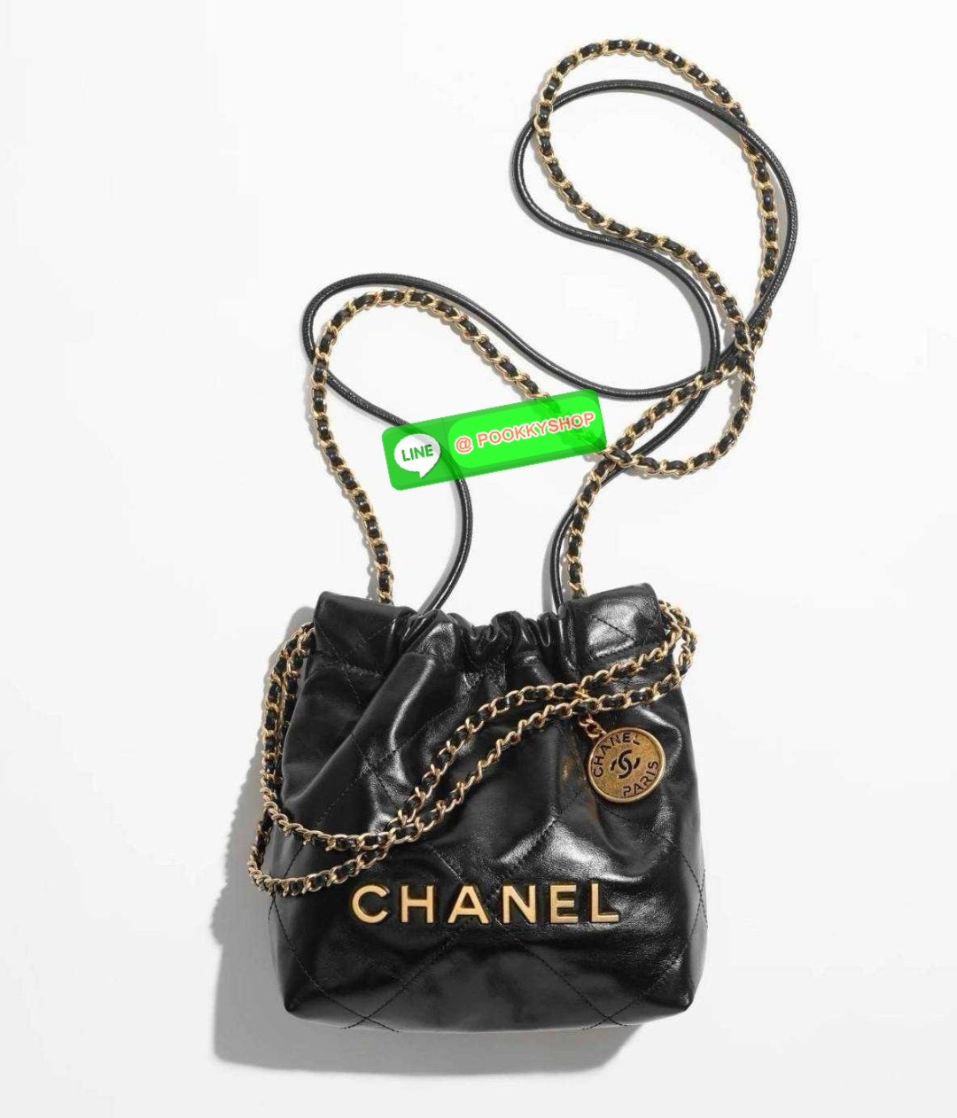 Chanel 22 mini bag 🔆 Details เกินต้านที่สุดกับไอเท็มนี้ ที่สาวๆหรือใครๆก็ต้องมีแล้ว!! มาในไซส์มินิ น่ารักจริงจัง!! แค่เห็นก็หลงรัก กับกระเป๋าสะพาย ดีไซน์เรียบแต่มีความหรูแอบซ่อนอยู่ ด้วยความโดดเด่นจากสายสะพายโซ่สีทอง และเหรียญโลโก้ เพิ่มความแพงไปอ