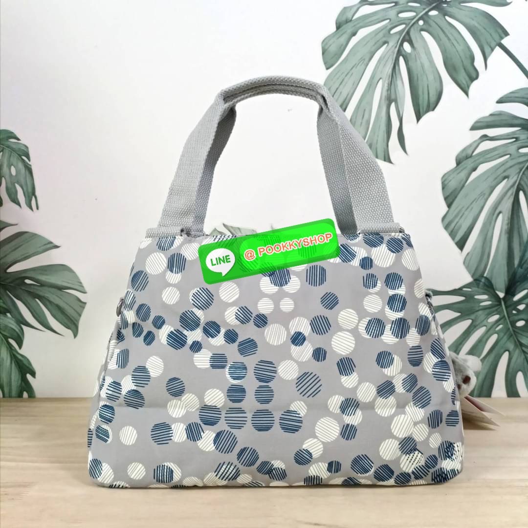 KIPLING ELISE HANDBAG กระเป๋าถือและสะพายไหล่ วัสดุ Nylon +Polyester ขนาดกำลังพอดี จุของได้มาก มีหูจับสองสาย ถือสะดวก น้ำหนักเบา มีช่องซิป ด้านหน้า ช่อง กระเป๋าหลักเปิด-ปิดด้วยซิป มี3 ช่องว่างใส่ของได้จุมากๆ ใส่มือถือได้ กระเป๋าสตางค์ใบยาว และ เครื่องสำอาง