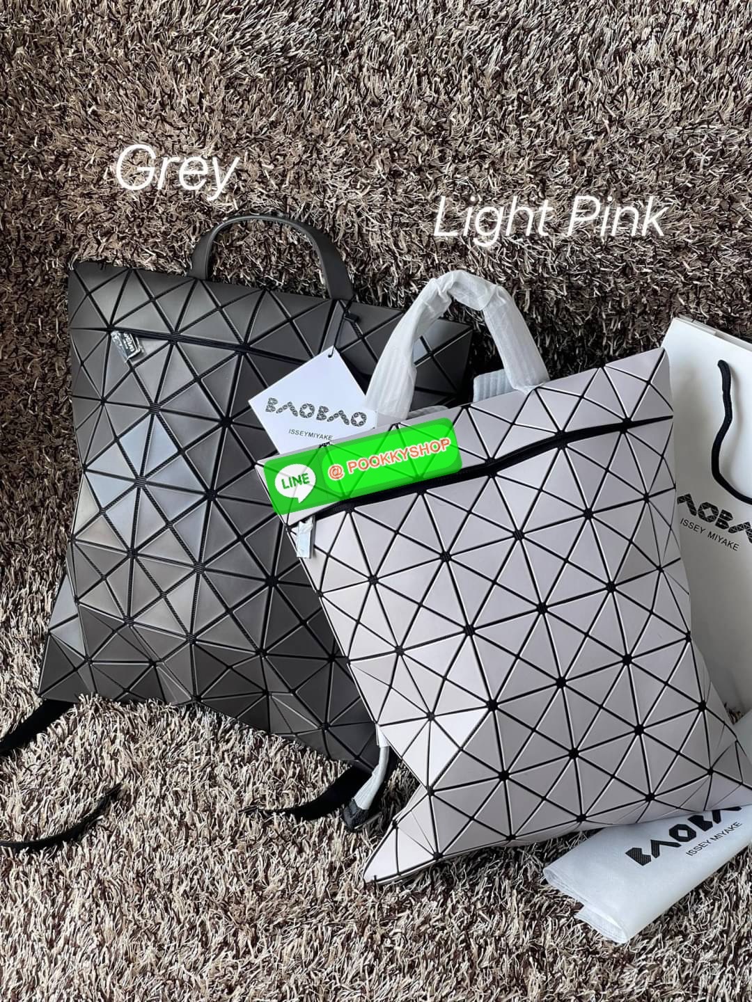 💕BAO BAO ISSEY MIYAKE FLAT PACK BACKPACK รุ่นนี้มีขนาดปานกลาง ไม่เล็กไม่ใหญ่จนเกินไป ดีไซน์เก๋ตามแบบฉบับของแบรนด์ มองเผิน ๆ อาจจะคิดว่ากระเป๋าแบนคงจุของได้ไม่เยอะ แต่บอกเลยว่าใส่ของได้เยอะกว่าที่คิด ด้วยดีไซน์รูปทรงสามเหลี่ยมที่ประกบกัน เมื่อใส่ขอ
