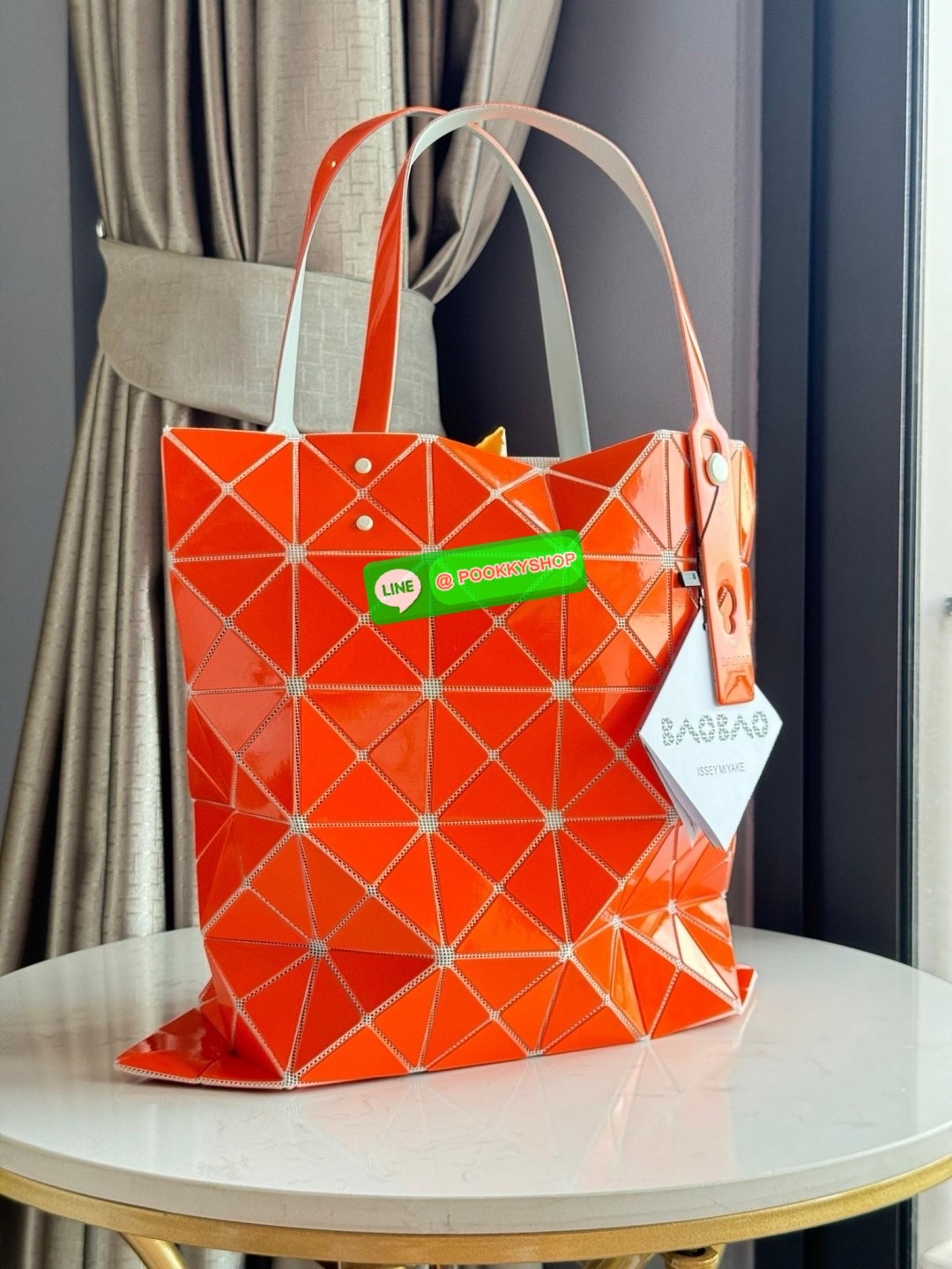 Baobao Issey Miyake 6x6 กระเป๋า Tote รุ่นนี้ถือว่าเป็นกระเป๋า Tote ไซส์กลางที่เหมาะกับการพกพาสิ่งของที่จำเป็นในทุก ๆ วัน มาพร้อมสายที่สามารถปรับได้ทั้งสองสาย และมีช่องใส่ของช่องเล็กด้านใน 1 ช่อง จุของได้เยอะแถมยังทนทาน ใช้เป็น Everyday Bag ได้เลยคะ พกพาสะ