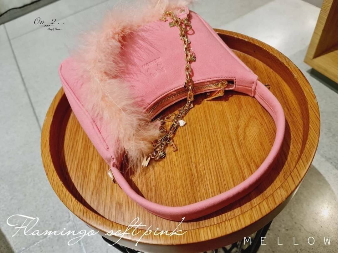 🌈Mellow bag "flamingo" งานแฟชั่นเกาหลี ทรงถ่วง อินสไปร์มาจาก prada งานน้ำหนักเบาสบายใส่ของได้เยอะมากๆๆ มาพร้อมสายโลโก้สีทอง + สายขนนุ่มๆ สามารถแยกใช้งานได้ ถือขึ้นมาแล้วน่ารักฟรุ้งฟริ้งมากๆ สวยทุกสีเลยยย 9สี