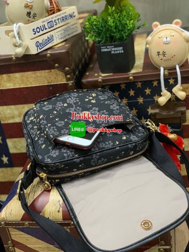 Kipling Nuria Shoulder Bag กระเป๋าสะพายคอลเลคชั่นล่าสุดของsatin camoรูปทรงสวยขนาดกระทัดรัด เปิดด้วยกระดุมแม่เหล็ก มีช่องกระเป๋าด้านหน้า มีช่องซิปหลัก ช่องซิปและช่องใส่ของจุกจิก พร้อมสายห้อยกุญแจด้านใน ด้านหลังมีช่องซิป สายสะพายเลื่อนปรับได้ตามต้องการ สะพา