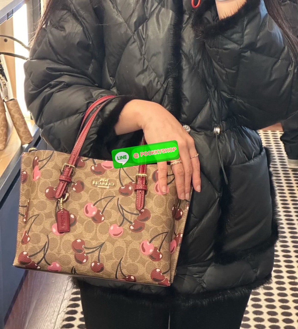 👜Coach CZ772 Mollie Tote Bag 25 In Signature Canvas With Cherry print 🍒 กระเป๋าทรง Tote ลายซิกเนเจอร์พิเศษ ดีไซน์น่ารักสุดคลาสิคมาพร้อมสายสะพายยาวและสายถือ หนังกับตัวกระเป๋าได้อย่างมีเอกลักษณ์ เหมาะสำหรับใส่ของใช้ประจำวัน พร้อมช่องซิปหลักก