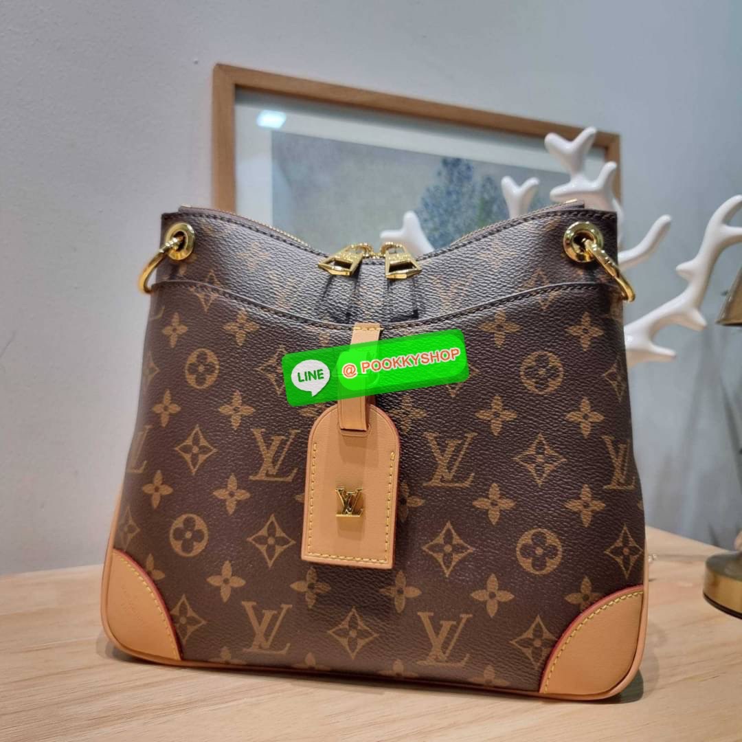 🔆 Model LV odeon bag 🔆 Details ฮอตที่สุด กับกระเป๋าสะพายดีไซน์คลาสสิค ขนาดกำลังดี ทำให้ใช้งานได้สะดวก ปากกระเป๋ามีซิปเปิดปิด ด้านหน้ามีช่องใส่ของได้ ภายในโล่งกว้าง ใส่ได้ทั้งกระเป๋าสตางค์ใบยาว มือถือ ของจำเป็นต่างๆ มาพร้อมสายสะพาย ปรับได้ต