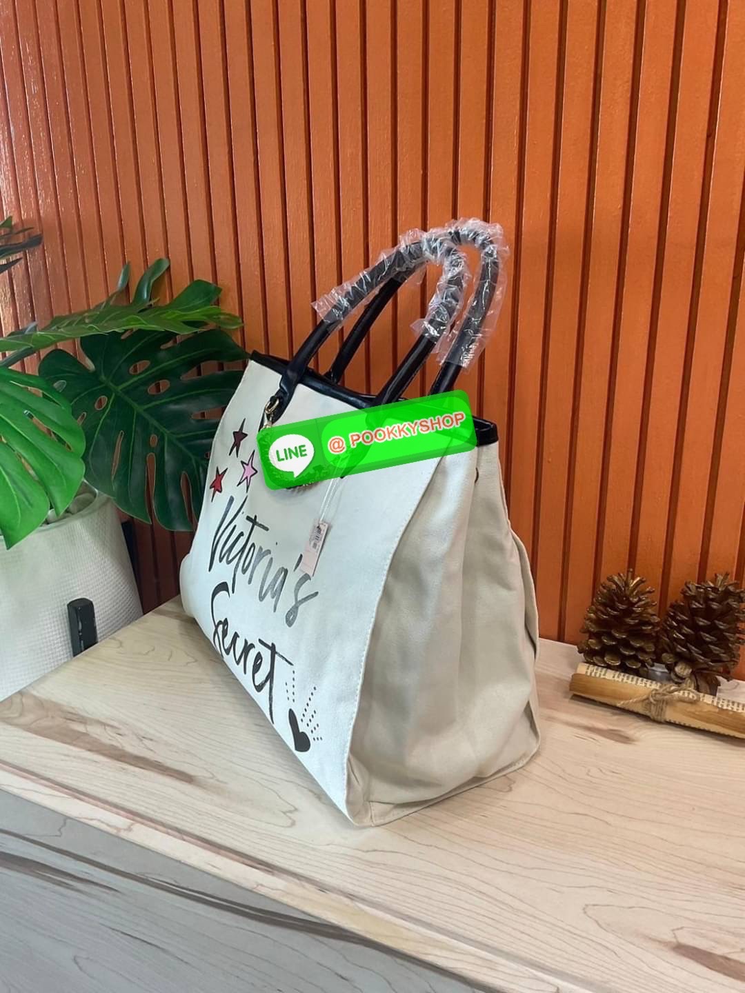 Victoria's Secret New! VS Patch City Tote - CREAM กระเป๋าทรง shopping สไตล์ victoria's secret แปลกใหม่อินเทรนด์ สินค้านำเข้า งาน ชน shop ดีไซน์สวย เก๋ น่ารัก เรียบหรู ใส่ของได้จุใจ เหมาะสำหรับสาวๆทุกคนที่มีของเยอะ งานเย็บเนี๊ยบ แข็งแรงทนทาน ใช้ไ