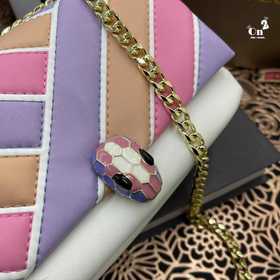 BVLGARI SERPENTI CABOCHON CROSS BODY BAG กระเป๋าสะพายข้าง bvlgari ทรงนี้เป็นทรงคลาสสิคของแบรนด์เลยค่า คือใบนี้แกะแบบมาเป๊ะมากๆ สายสะพายสามารถดึงสั้นยาวได้สวยถูกใจแม่มากห้ามพลาดเลยจ้า