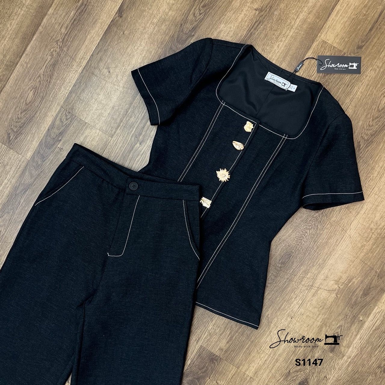 ชุดเซทแฟชั่น เซ็ตเสื้อคอเหลี่ยมแขนสั้นที่โดดเด่นด้วยกระดุมสีทองเไซน์แตกต่างกันออกไป