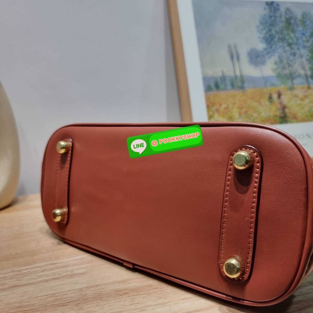 COACH CC411 REVEL BAG ใหม่ล่าสุด พร้อมสวยก่อนใคร กับกระเป๋าทรงโดมรุ่นใหม่ ที่สาวๆอดใจไม่ไหวแน่นอน สวยครบเครื่อง เกินต้านที่สุด รูปทรงคลาสสิค วัสดุหนังแท้เต็มใบ มือจับในตัว เลิศๆกับกุญแจที่ล็อคกันขโมยได้ เปิด-ปิดด้วยซิป ภายในโล่งกว้าง มีสายสะพายครอสบอดี้มา