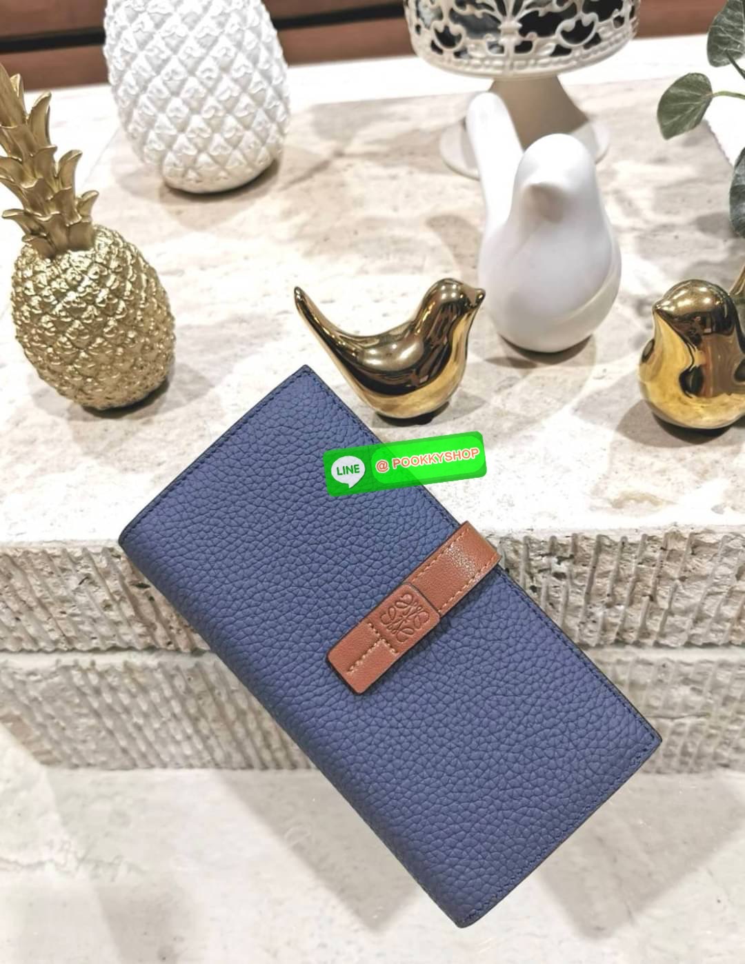 ✴️Don't Miss!✴️NEW! LOEWE LONG WALLET BAG VIP GIFT WITH PURCHASE-GWP กระเป๋าพรีเมี่ยมกิ๊ฟ Limited จาก LOEWE DUTYFREE COUNTER วัสดุหนังแท้เทคเจอร์สวยอยู่ทรงปั้มโลโก้แบรนด์ด้านหน้าเปิดปิดด้วยกระดุม ภายในมีช่องใส่ธนบัตรหลายช่อง ช่องหลักสาม