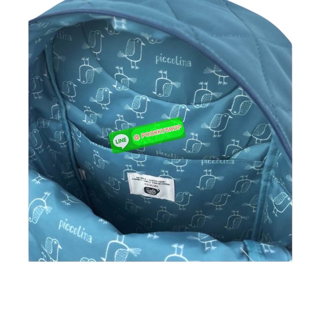 “ New Collection” 2025 Backpack Polyester Cat กระเป๋าควิลท์ใบนี้มีน้ำหนักเบา ใช้งานได้จริง และกันน้ำและคราบสกปรก โดดเด่นด้วยลายปักอันประณีตอันเป็นเอกลักษณ์ของ Matilda บนผ้าควิลท์เนื้อนุ่ม กระเป๋าใบนี้มาพร้อมเทปโลโก้และหูหิ้วพาราคอร์ดเพื่อรูปลักษณ์ที่โดดเด