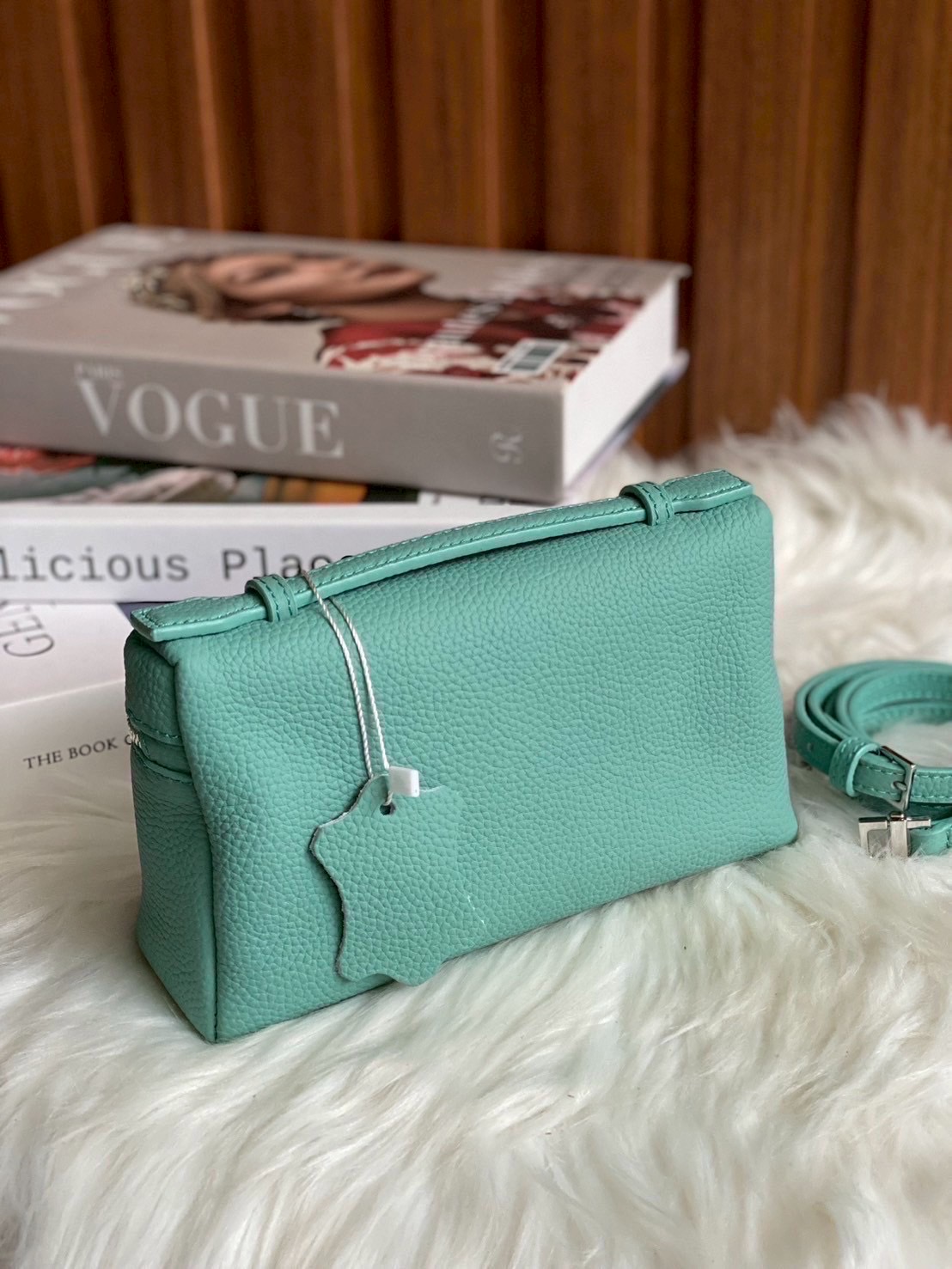 LP กระเเสเรียบหรูดูเเพงเเบบไม่ตะโกน ต้องยกให้รุ่นนี้เลยค่า งานตัดเย็บสวยมากกก เป็นหนังวัวเเท้ สัมผัสดีมากก จุของให้ครบ มือถือใส่ได้ทุกรุ่น มาพร้อมสายสะพายยาว