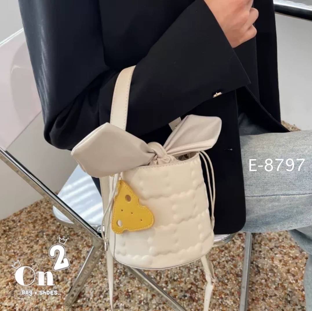 กระเป๋าสะพายแฟชั่นทรงถัง เปิดปิดแบบหูรูด มัดเป็นโบว์น่ารักมากค่ะ มาพร้อมสายสะพายยาว จะถือหรือสะพายก็เริ่ดคร่า