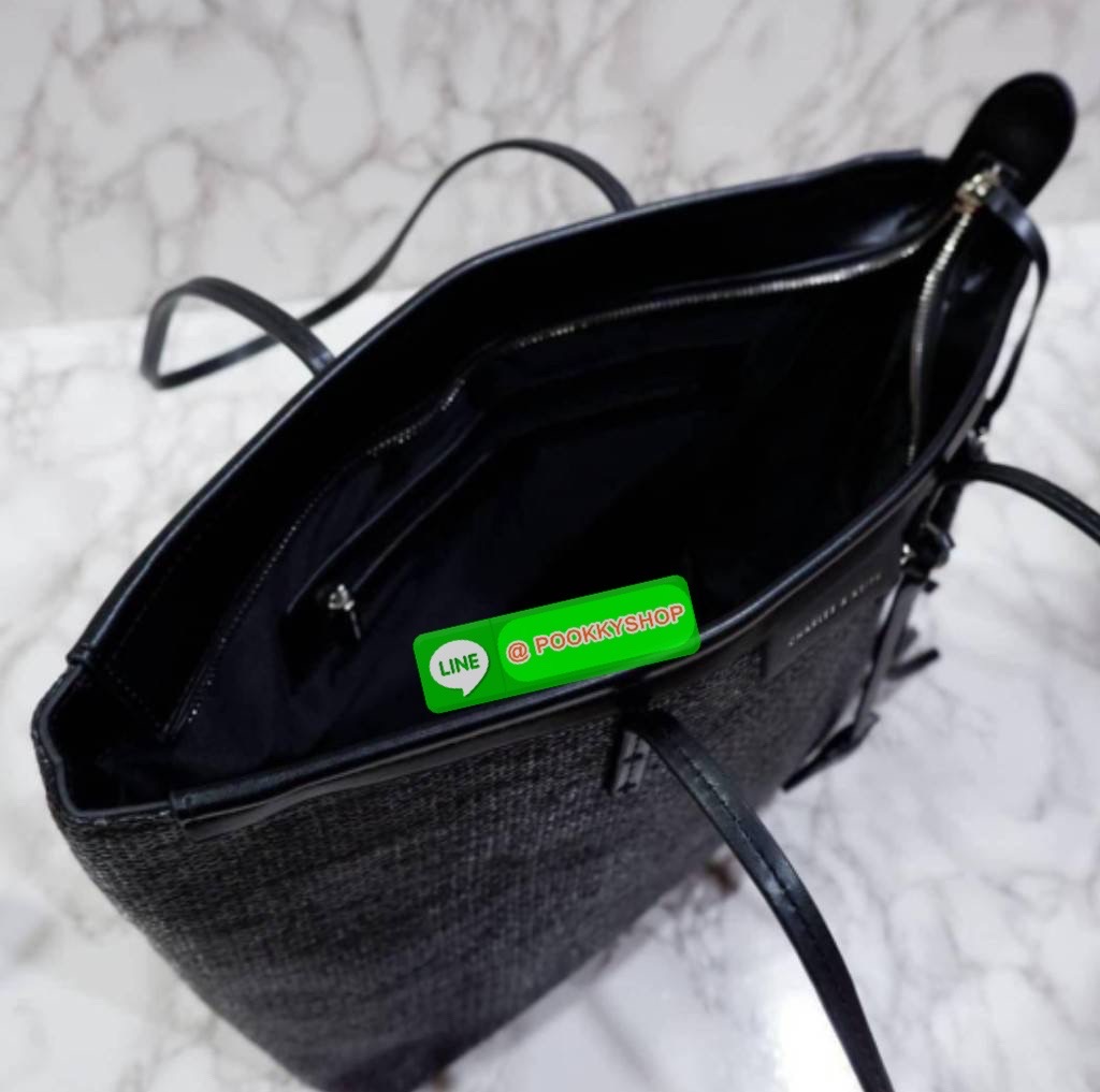 ReStock Best Seller!!! Charles & Keith Black Textured Tote Bag กระเป๋าสะพายทรง Shopping ใบใหญ่จุใจโดดเด่นด้วย Textured สานรอบใบสวยอยู่ทรง น้ำหนักเบา ด้านหน้ามีโลโก้พร้อมTAG พวงกุญแจห้อยที่หูหิ้ว เปิดปิดด้วยซิปพู่หนังสายยาว ภายในกว้างและจุ มีช่องใส่ของและช