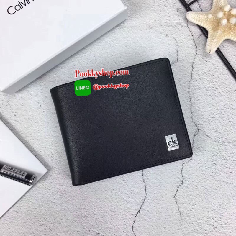 New arrival!!! พร้อมส่ง Calvin Klein Wallet กระเป๋าสตางค์แบบพับ 2 ตอนสำหรับผู้ชาย ตัวกระเป๋าทำจากหนังเรียบหรู ด้านหน้าติดโลหะปั๊มแบรนด์มุมล่างขวา ด้านในมีช่องใส่บัตร ใส่ธนบัตรแยกเป็นสัดส่วนและมีช่องใส่เหรียญ ไม่ว่าจะใช้เองหรือเป็นของขวัญก็คุ้มค่าน่าใช้มาก