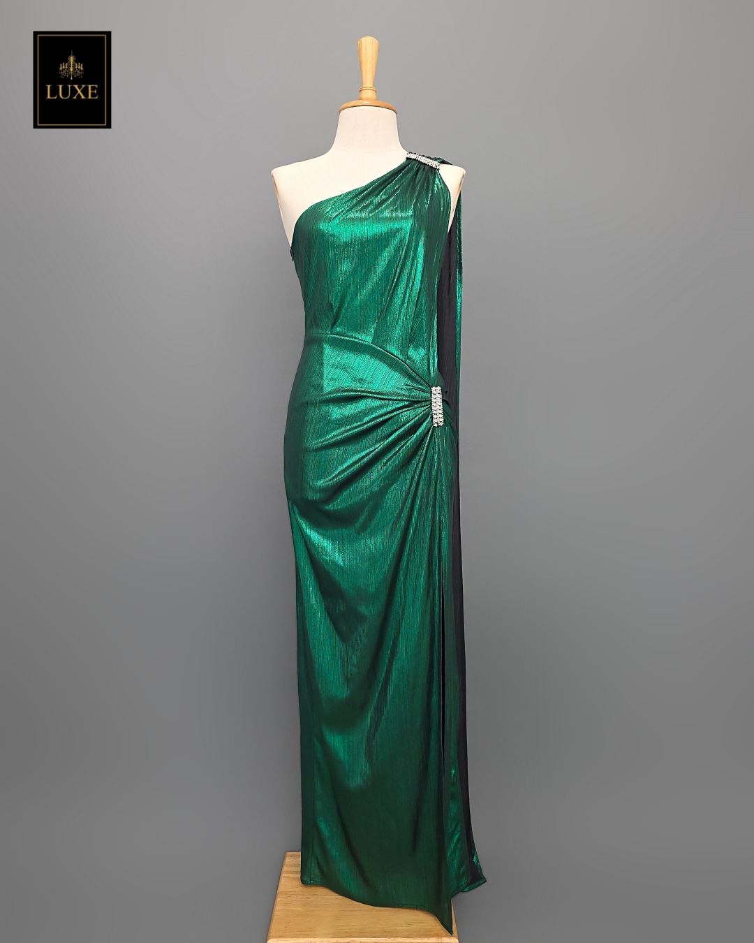 เดรสแฟชั่น แม็กซี่เดรสเสื้อไหล่เดียวทรงเข้ารูป มีผ้าเครปด้านหลัง กระโปรงทรงสอบผ่าหน้าขา