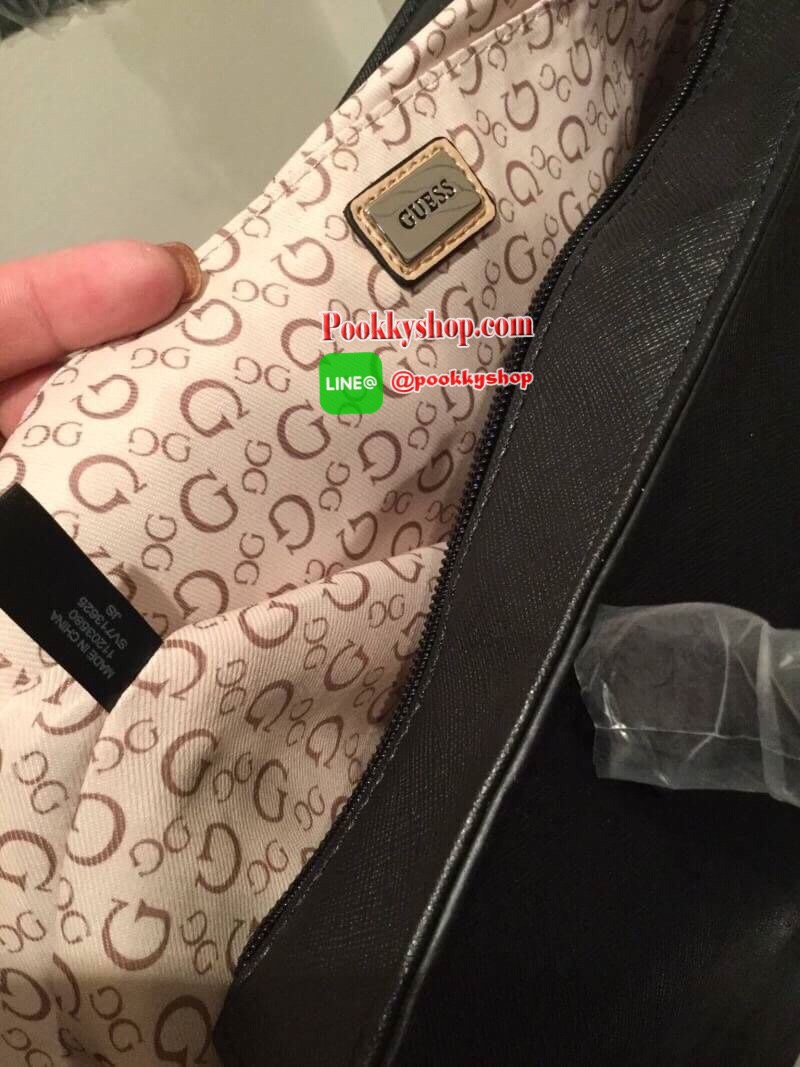 พร้อมถุงผ้าแบรนด์ GUESS BAG กระเป๋าสะพายทรง Tote จาก GUESS วัสดุหนัง Saffiano คุณภาพดี น้ำหนักเบา ด้านหน้าปั้มโลโก้แบรนด์สุดหรู รุ่นนี้มาพร้อมกระเป๋าใบเล็กสำหรับใส่ของ ถอดแยกใช้ได้ อะไหล่เงิน เปิดปิดกระเป๋าด้วยซิปสะดวกใช้ ด้านในโล่งกว้าง มีช่องเล็กสำหรับใ
