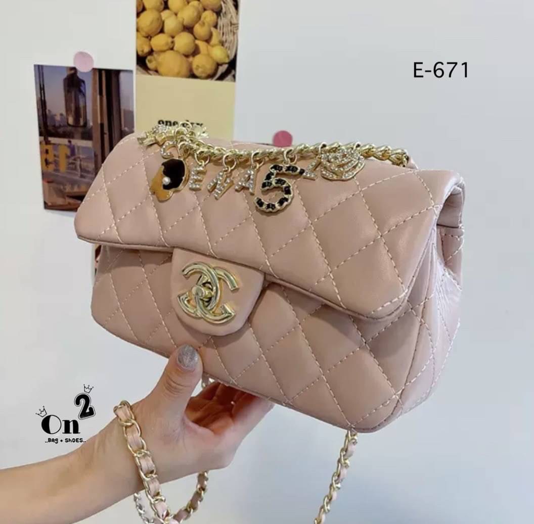 กระเป๋าสะพายชาแนล ทรงคลาสสิคเปิดหน้าอะไหล่สีทอง งานสไตล์แบรนด์ สายสะพายยาวครอสบอดี้ได้ค่ะ พร้อมส่ง 5 สีค่ะ