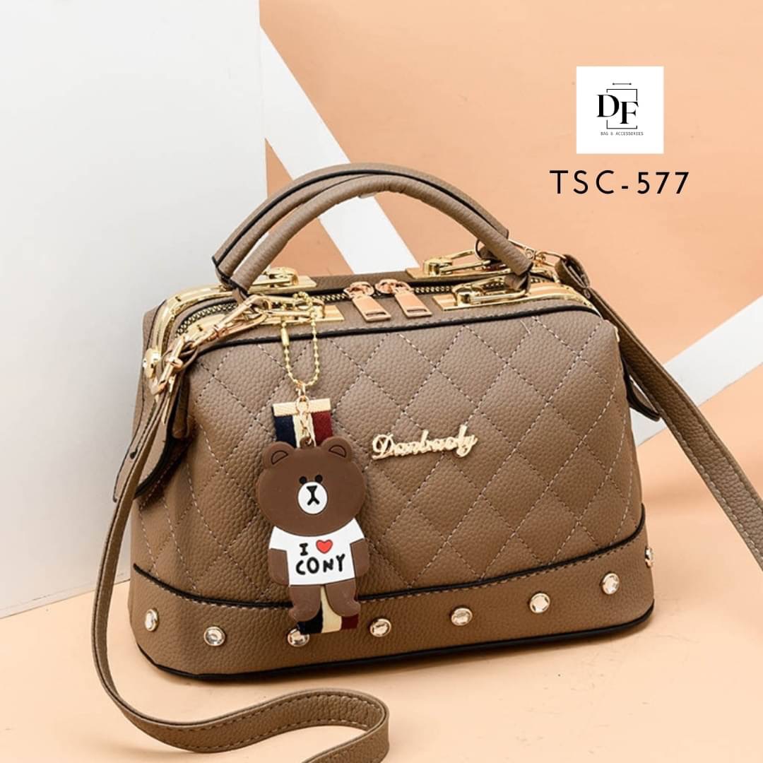 สินค้าพร้อมส่ง กระเป๋าสะพายข้าง งานวัสดุคุณภาพพรีเมี่ยม ประดับหมุด มาพร้อมพวงกุญแจน้องหมีสุดน่ารัก