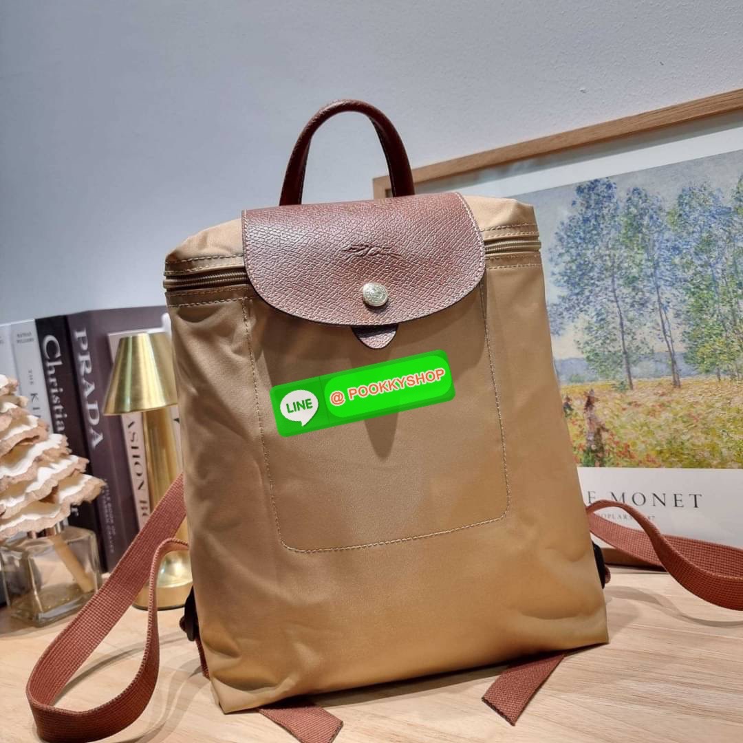 Longchamp le pliage original backpack 🔆 Details สวยคลาสสิคต้องไม่พลาด กับกระเป๋าสะพายทรงเป้ ขนาดกำลังดี น้ำหนักเบา ดีไซน์เรียบง่าย แต่ดูแพง ปากกระเป๋าออกแบบให้มีฝาปิดและซิปแน่นหนา สายสะพายสามารถปรับใช้ตามชอบ ภายในโล่งกว้าง จุของได้สบายๆ พกพาไปไหนก
