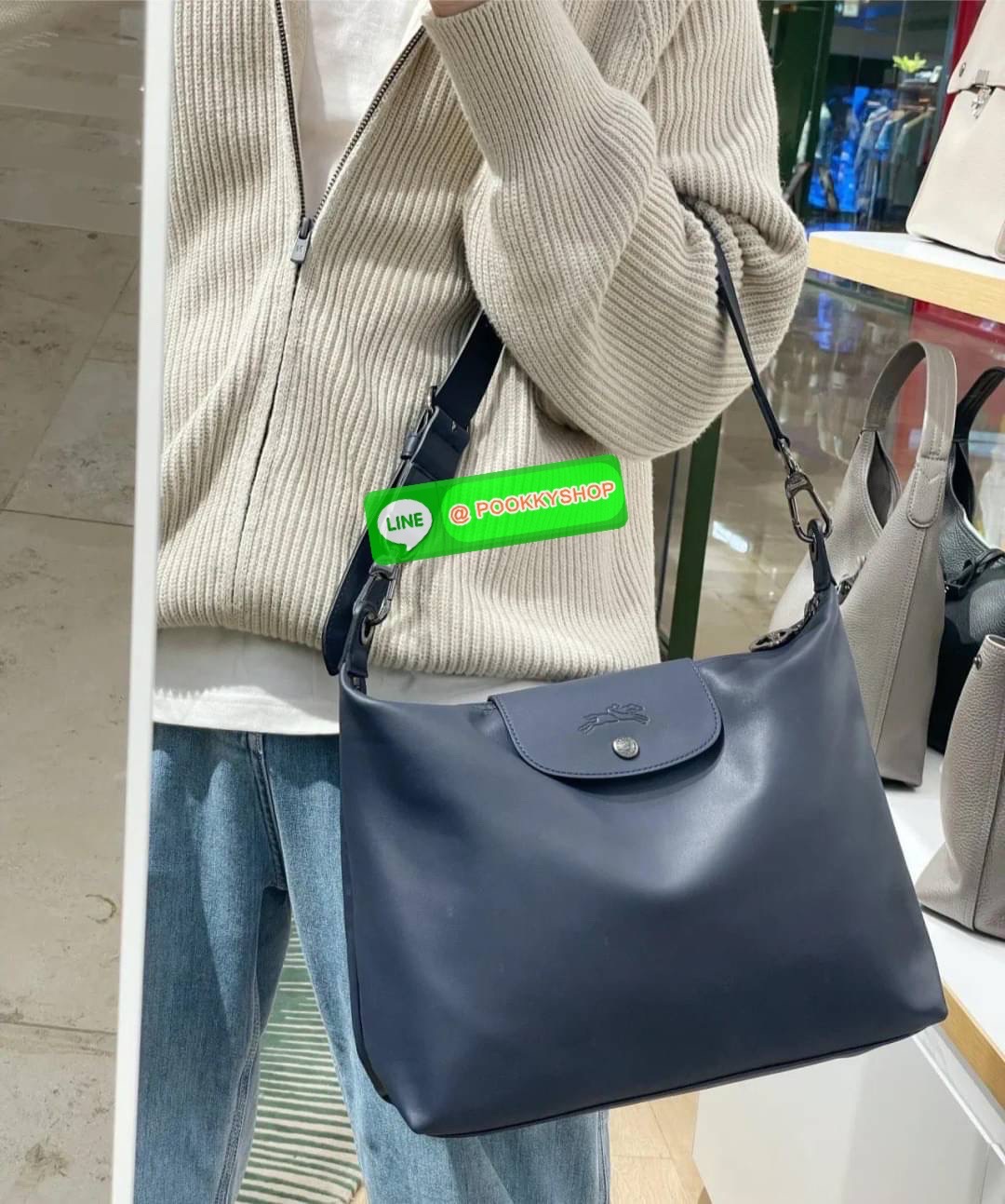 LONGCHAM LE PLIAGE XTRA Hobo bag M กระเป๋าสะพายไหล่ HOBO ออกแบบเพื่อให้ดูเรียบหรูหรา มีความสง่า รูปทรงเก๋ไก๋ วัสดุหนังแกะนิ่มมือ สายสะพายไหล่ปรับระดับได้และถอดออกถือได้ เปิด- ปิด ด้วย ซิป ภายใน ช่องโล่งกว้าง มีช่องซิปแยก ใบใหญ่สามารถใส่ของได้เยอะคะ