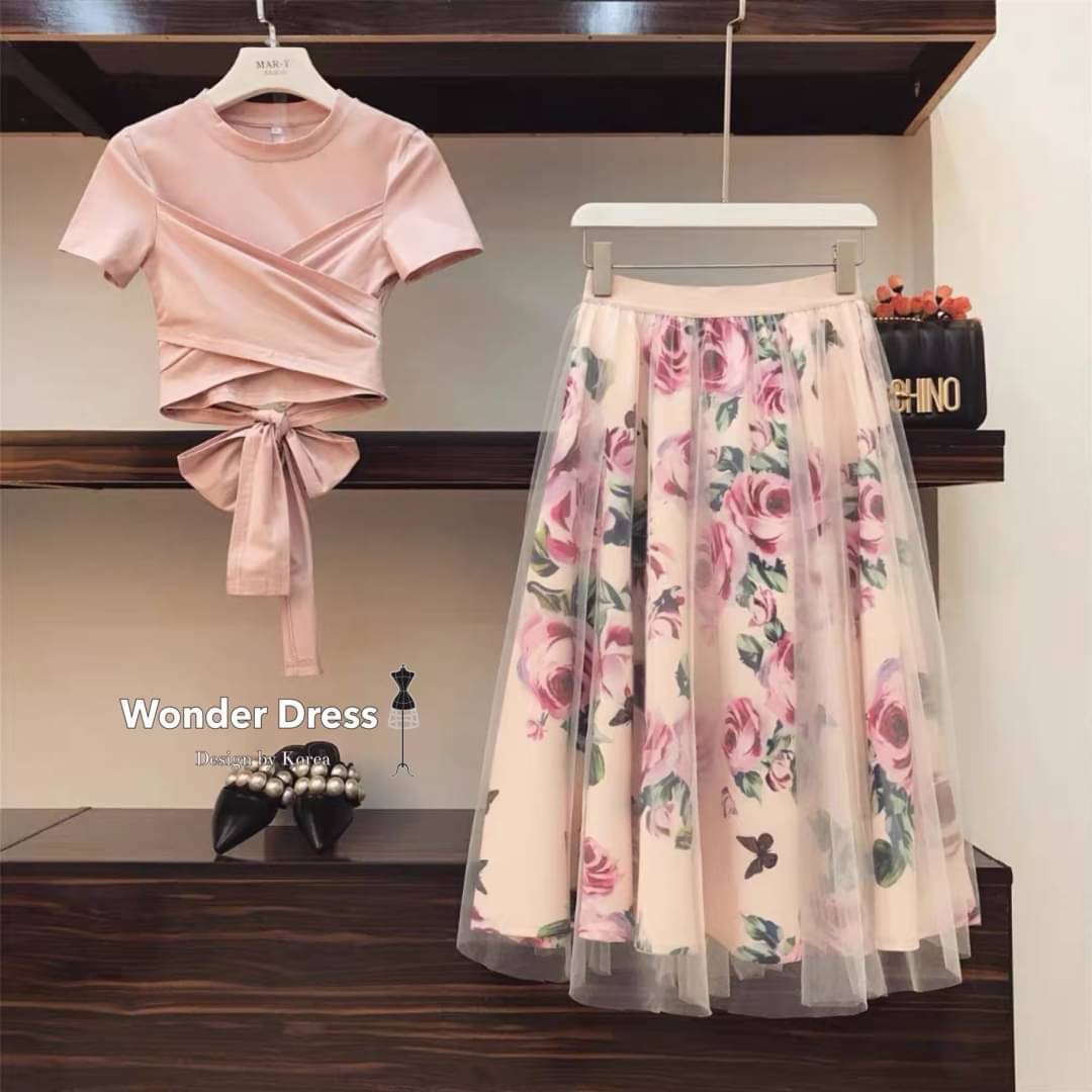 KOREA DESIGN BY WONDER DRESS เซทเสื้อกับกระโปรงงานน่ารักมากค่ะดีเทลเสื้อคอกลมสีชมพูเนื้อผ้าคอตตอนนิ่มๆสวมใส่สะบายแต่งดีเทลด้วยการแต่งไขว่ด้านหน้าไปผูกเป็นโบว์หลังจับคู่มากับกระโปรงลายดอกกุหลุบโทนสีชมพูครีมกระโปรงเป็นเอวยางยืดและเย็บทับด้วยผ้ามุ้งสีชมพู สว