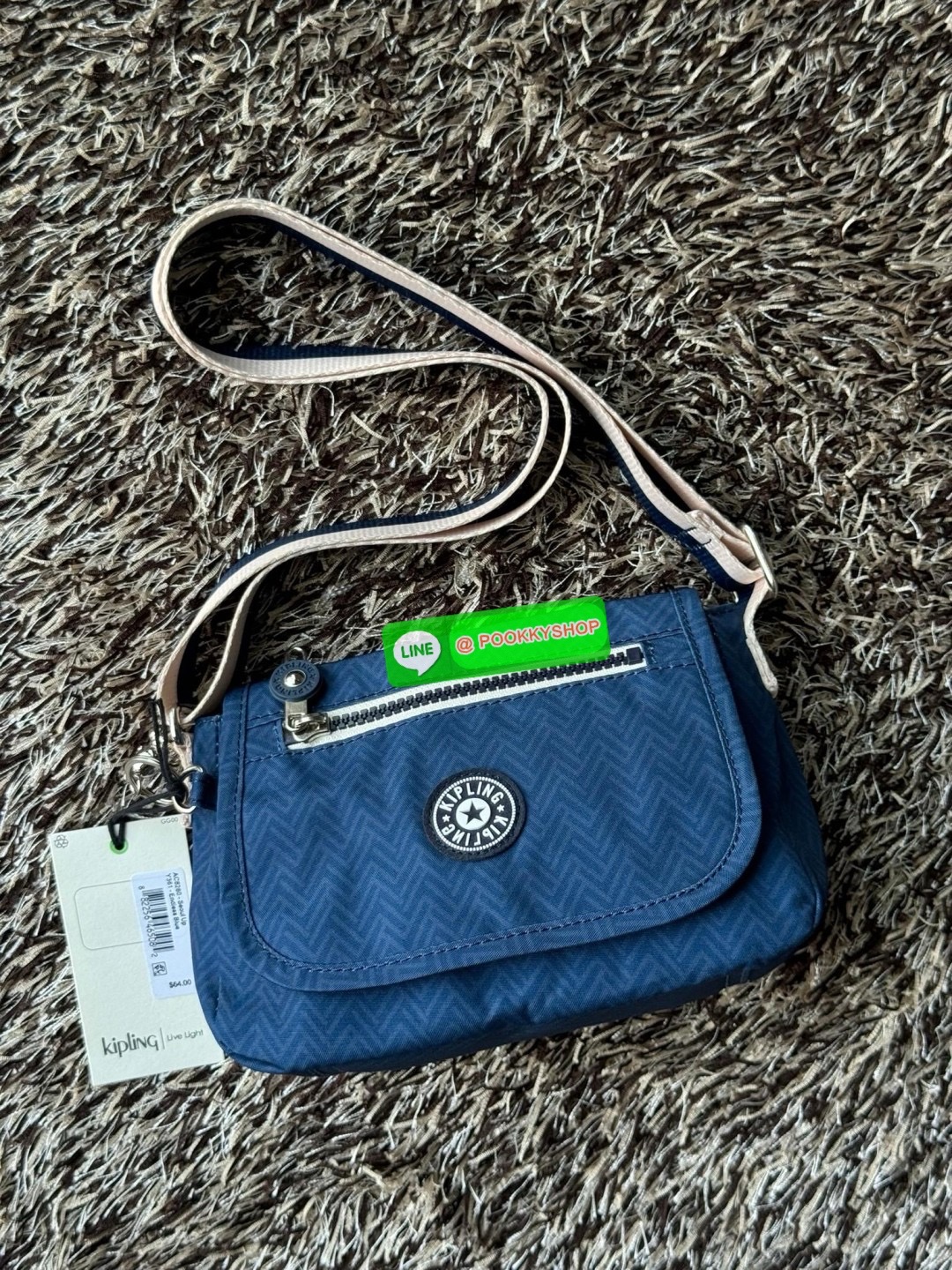 Kipling Sabian Crossbody Mini Bag (AC8280) เป็นอีกหนึ่งกระเป๋าขนาดกะทัดรัด สามารถจัดเก็บของได้เป็นระเบียบ และใส่สิ่งของจำเป็นได้มากกว่าที่คิด โดยมีช่องใส่ของมากมายทั้งด้านหน้า 1 ช่อง ด้านในของกระเป๋า 2 ช่อง อีกทั้งสายสะพายยังสามารถปรับความสั้นยาวได้ตามต้อ