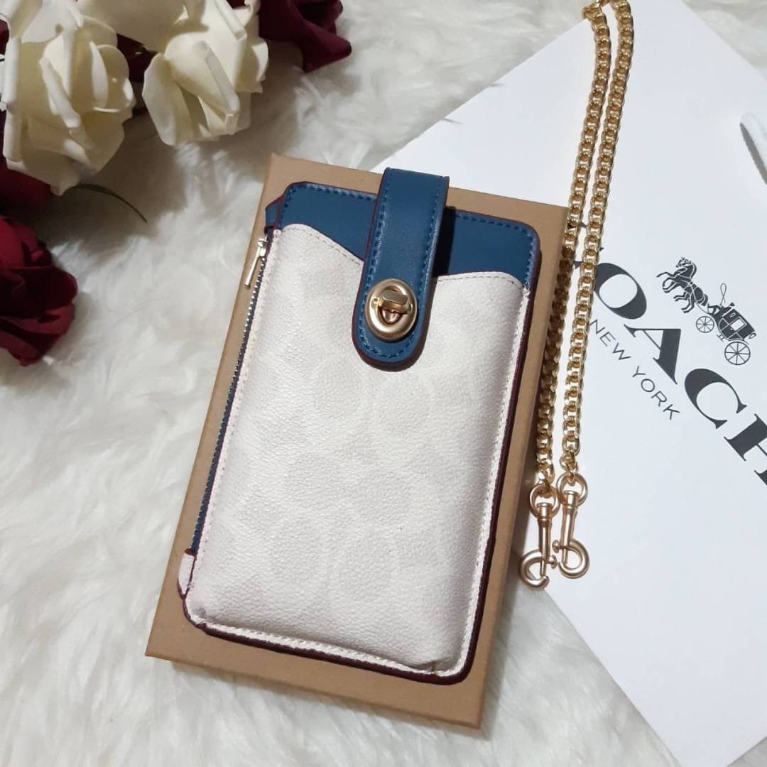 COACH 825 TURNLOCK CHAIN PHONE CROSSBODY IN BLOCKED SIGNATURE CANVAS ฮอตและปังกว่านี้ไม่มีแล้ว!! กระเป๋าเอนกประสงค์ สำหรับใส่โทรศัพท์ ใส่บัตรได้ มีช่องซิปแยกให้ด้วย ขนาดพกพาดีงาม!! 💕 ใส่โทรศัพท์ได้ทุกรุ่นน้า สายสะพายยาวประมาณ 23" (วัดจากไหล่)