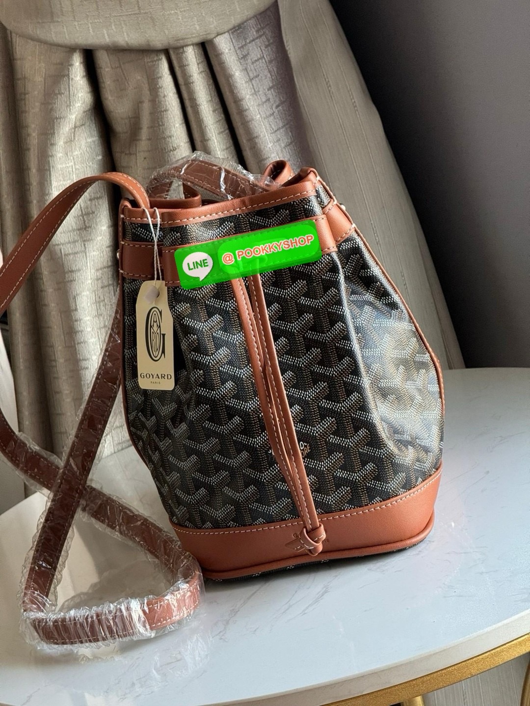 GOYARD PETIT FLOT BUCKET BAG กระเป๋าทรงถังรุ่น Petit Flot เป็น re-issue ของรุ่นดั้งเดิม ด้วยรูปทรงที่ถูกออกแบบมาอย่างสวยงาม ลงตัว เข้ากับทุกการแต่งตัว รวมถึงทันกระแสแฟชั่นทุกยุคทุกสมัย ภายในกว้างจึงสามารถบรรจุสิ่งของได้เยอะจุใจและเก็บของต่าง ๆ ได้อย่างปลอ