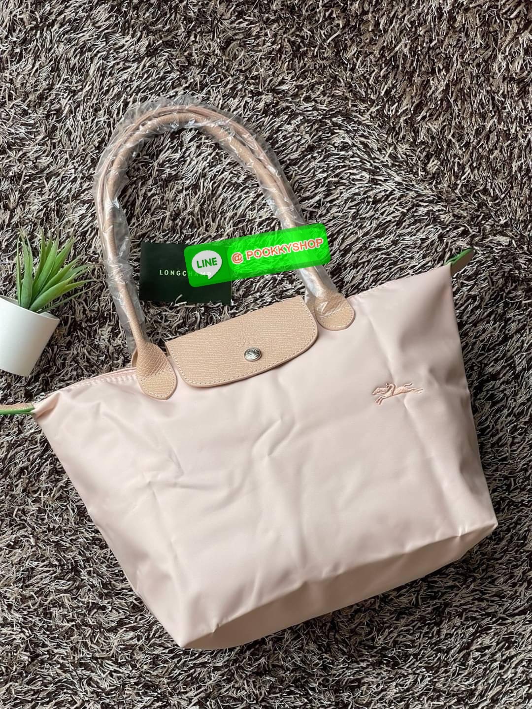 LONGCHAMP LE PLIAGE GREEN Shoulder bag S กระเป๋าใบนี้ดึงดูดใจคุณด้วยรูปทรงมินิมอลและกะทัดรัด หูกระเป๋าที่ยาวช่วยให้คุณสะพายไหล่ได้อย่างสบาย การปิดด้วยซิปช่วยให้มั่นใจได้ว่าสิ่งของทั้งหมดของคุณปลอดภัย Longchamp ดึงแรงบันดาลใจจาก origami สร้าง LE Pliage Gre