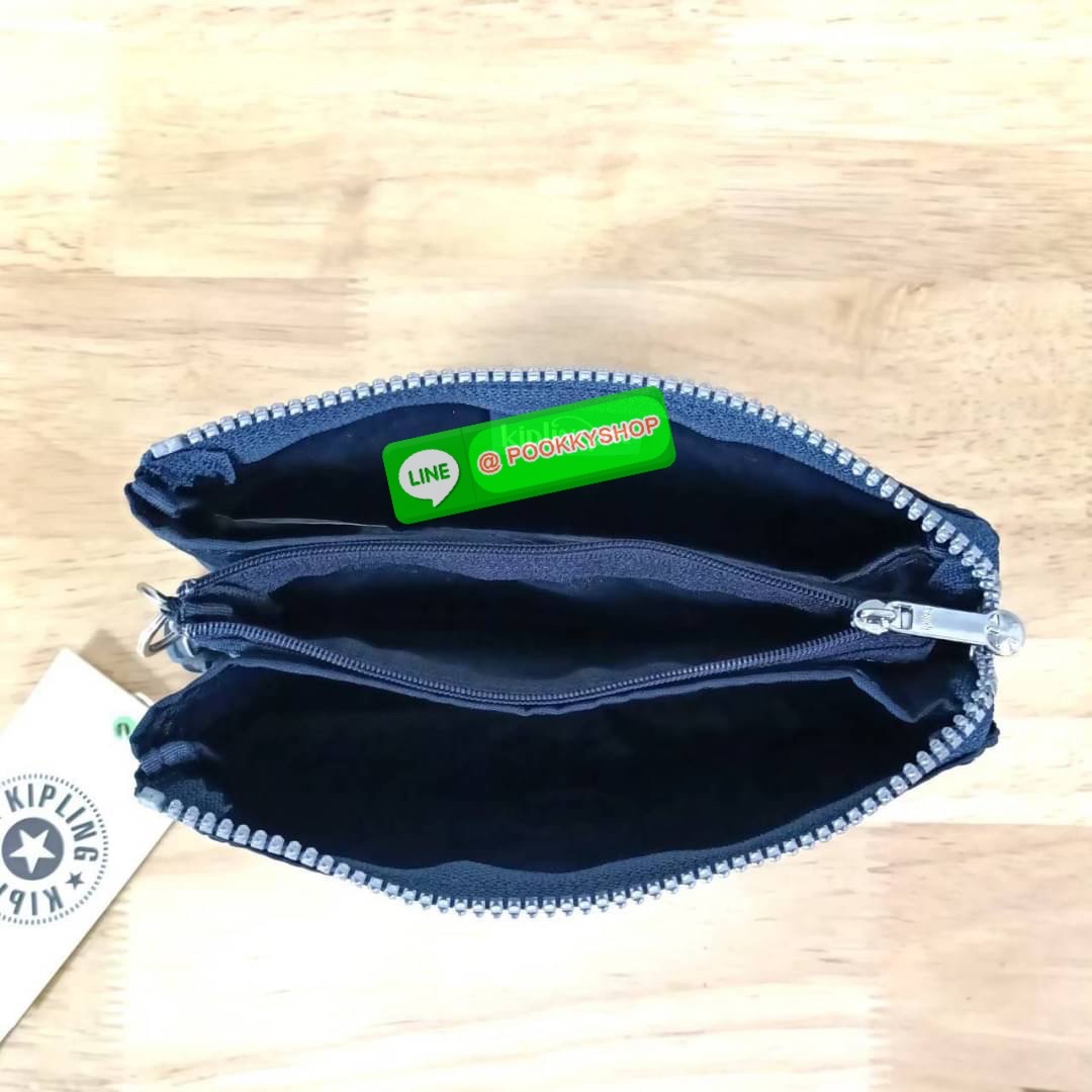 Kipling Creativity Large Pouch วัสดุ Nylon 100% กระเป๋าคล้องมือขนาดพอเหมาะ 7.25 นิ้ว พกพาสะดวก เปิด-ปิดด้วยซิปเดียวใช้งานง่าย ด้านในมีช่องกว้าง 2 ช่องและช่องซิปเล็กตรงกลางอีก 1ช่อง ใช้งานได้สะดวก สามารถใส่มือถือ 7.5 นิ้วได้ กุญแจรถ ธนบัตรได้ ล็อตนี้มาพร้อ