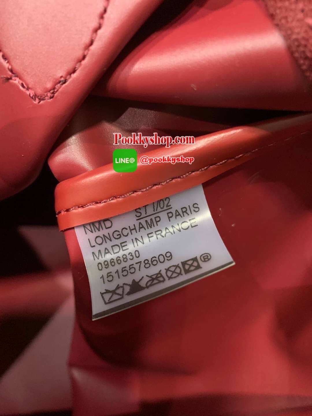 Longchamp Le Pliage Neo Size M มาพบกับกระเป๋ารุ่นยอดนิยม ที่สาวๆ ต้องมีไว้เก็บไว้สักใบ กระเป๋าโท้ทใบนี้ มาพร้อมกับสีที่มีสไตล์เรียบง่าย มีสายสะพายยาวช่วยให้คุณสามารถสะพายไหล่ได้อย่างสบาย ในขณะที่ที่ปิดแบบซิปช่วยให้คุณมั่นใจได้ว่าของด้านในมีความปลอดภัย Le