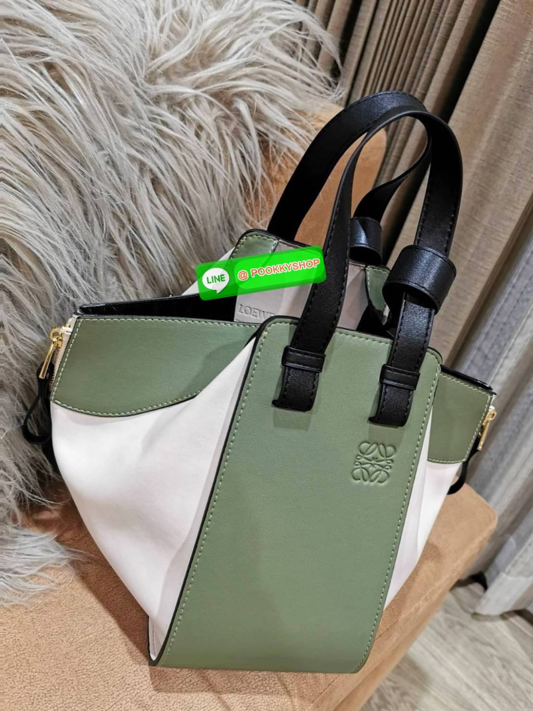 ✴️NEW ARRIVAL!✴️LOEWE HANDLE & SHOULDER BAG GIFT WITH PURCHASE GWP พรีเมี่ยมกิ๊ฟ Limited จาก LOEWE PERFUME DUTYFREE รุ่น Rare items สุดๆวัสดุหนังแท้ Calfskin หนังสวยดีไซน์มีเอกลักษณ์ ใบใหญ่กำลังดี น้ำหนักเบา สามารถปรับได้หลายทรงไม่จำเจ ด้านข