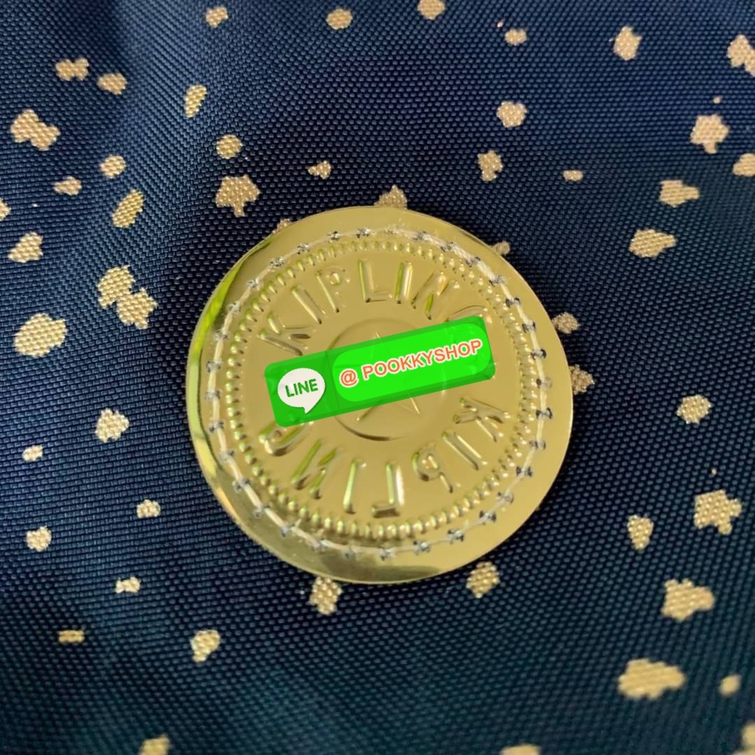 KIPLING 3 Monkey program Seoul up clutch & sling bag กระเป๋าคล้องมือ หรือ สะพายข้าง ขนาดเล็ก วัสดุ Nylon & Polyester 100% ใช้งานได้ 2 รูปแบบ มีสายสลับเปลี่ยนได้ทั้งแบบคล้องมือหรือสะพายข้าง เปิด-ปิดด้วยซิป ช่องหลักโล่ง มีช่องใส่บัตรด้านข้าง 6 ช่อง และช่องด