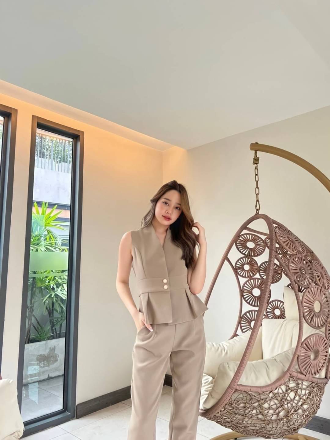 เสื้อทรงยาวงานกระดุมหน้าเก็บซับในทั้งตัวปลายเสื้อจับจีบ แพทเทิร์นสวยเข้ารูป ช่วงอกมีกระดุมกด แมทช์คู่กับกางเกงขายาวกึ่งเดฟ ทรงสวยไม่รัดขาเกินไป เนื้อผ้าพื้นเกรดพรีเมียมทั้งชุด ลุคนี้เสริมบุคลิกผู้สวมใส่ให้สวยเป๊ะ แบบเซเลปแน่นอนค่า