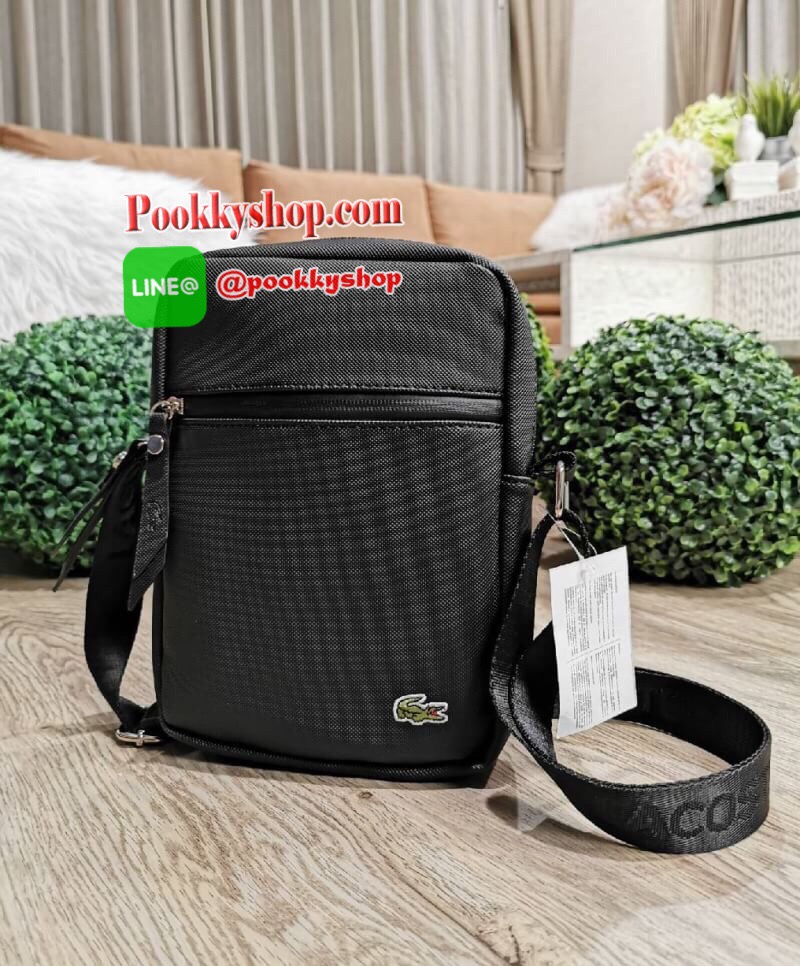 ห้ามพลาด‼️ NEW ARRIVAL! SAFFIANO SHOULDER BAG รุ่นใหม่ล่าสุดจาก Factory ดีไซน์ Unisex ใช้ได้ทั้งชายและหญิง วัสดุหนัง Saffiano เนื้อหนาอยู่ทรงสวยดูดี ด้านหน้ามีโลโก้แบรนด์ มี1ช่องใส่ของช่องหลักเปิดปิดด้วยซิปสะดวกใช้ ภายในมีช่องใส่ของและช่อง