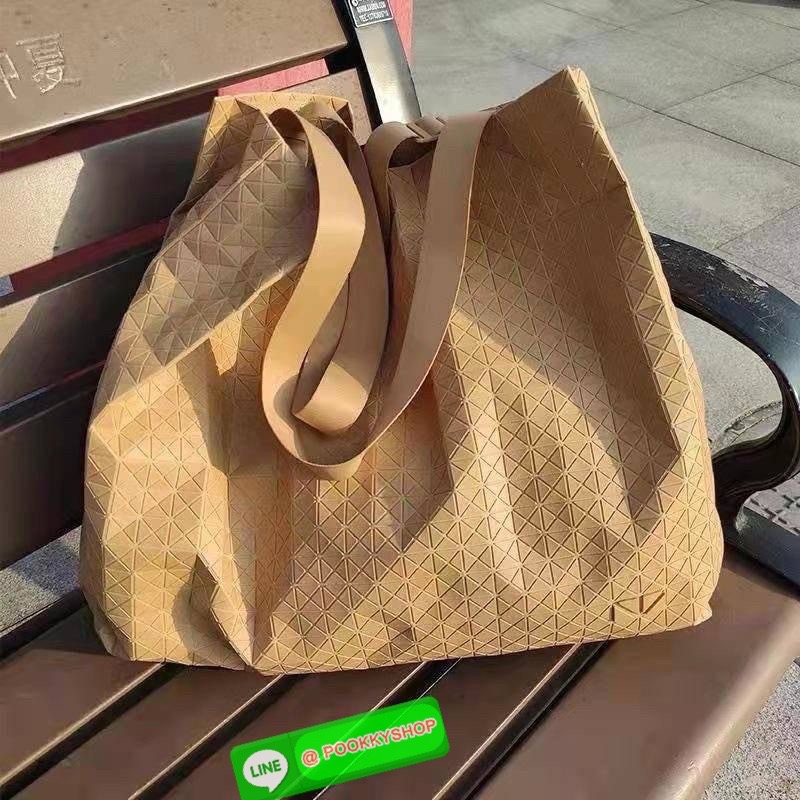Baobao Issey Miyake Cart geometric L tote bag รูปทรงที่สร้างขึ้นโดยบังเอิญ' เสื้อผ้าที่มีโครงสร้างและได้รับการออกแบบทางวิศวกรรมอันเป็นเอกลักษณ์ของแบรนด์ ส่งต่อไปยังเครื่องประดับที่น่าประทับใจและไร้กาลเวลาเหล่านี้ กระเป๋าโท้ต Cart ประดิษฐ์ขึ้นจากการตั