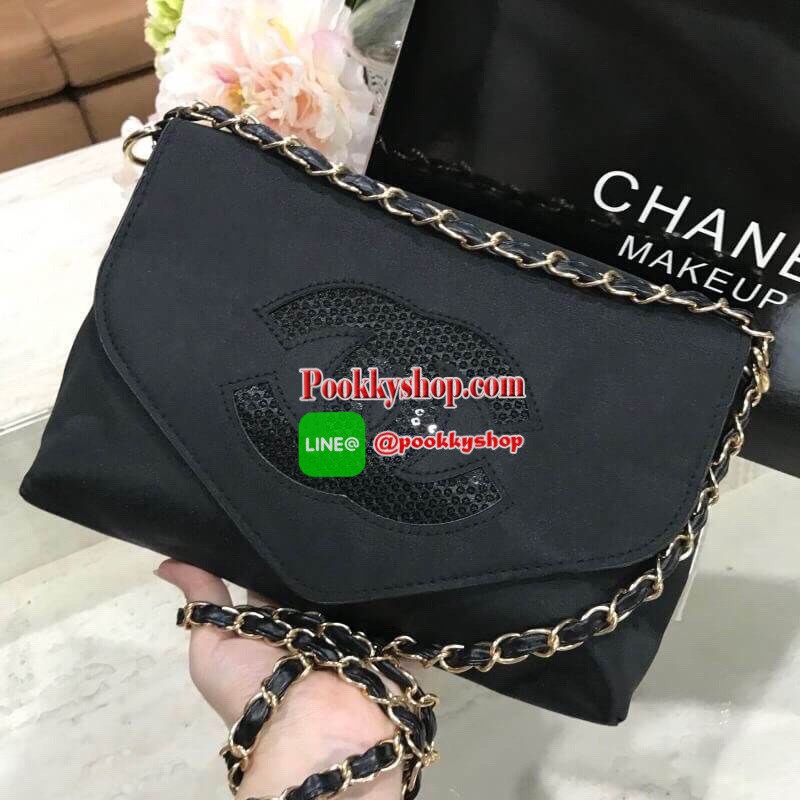ห้ามพลาดรุ่นใหม่ล่าสุด! Chanel Envelope Cosmetic Bag With Chain VIP Gift With Purchase (GWP) พรีเมี่ยมเเท้จาก Chanel Cosmetic Counter ดีไซน์รูปซองจดหมายวัสดุ Nylon&Polyester 100% อยู่ทรงสวยด้านหน้าประดับโลโก้แบรนด์วิ้งๆสวยหรูดูดี เปิดปิดด้วยฝาปิดพร้อมซิปแ